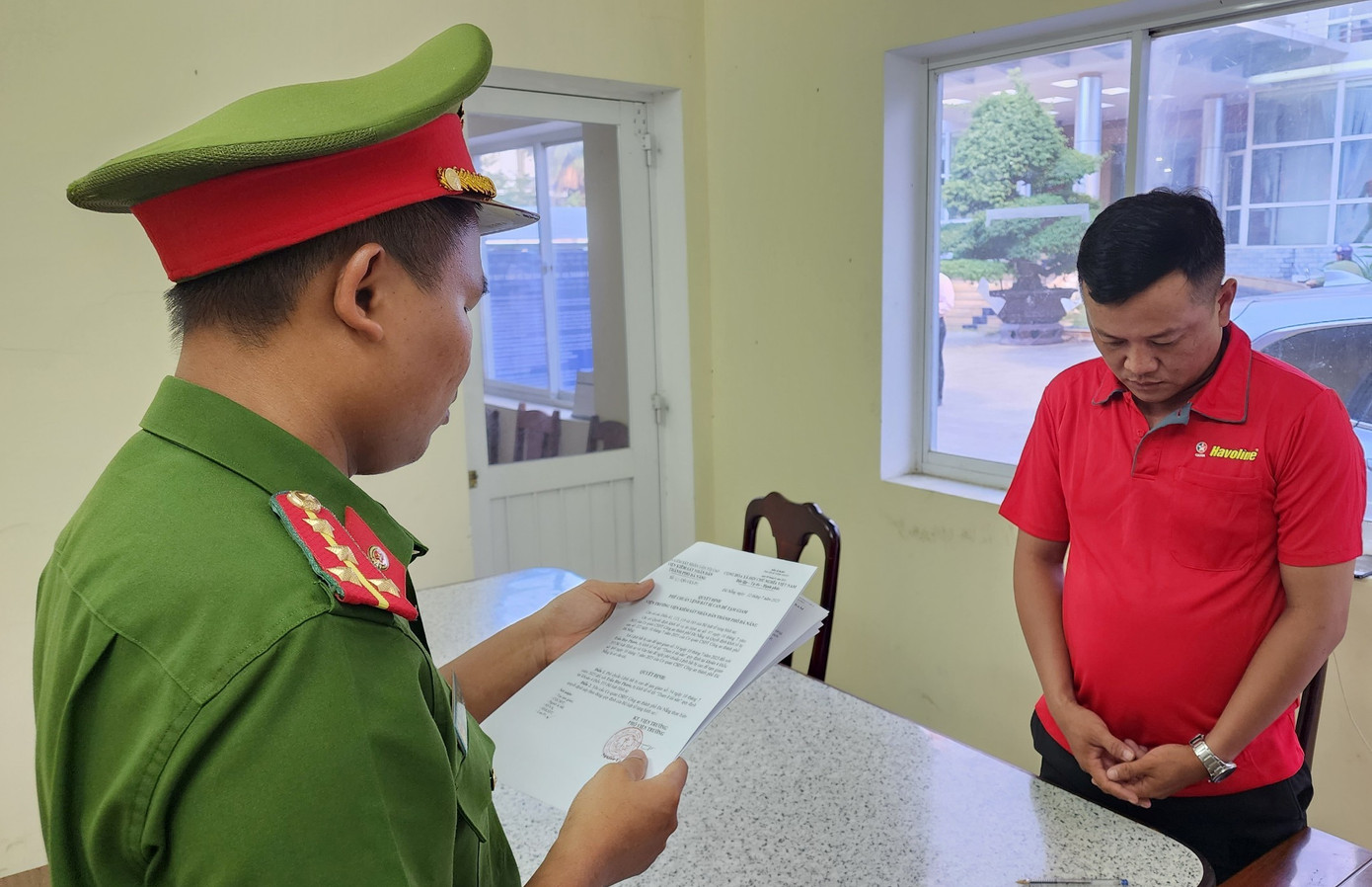 Công an tống đạt quyết định khởi tố bị can và bắt tạm giam đối tượng Trần Huy Phước. Công an tống đạt quyết định khởi tố bị can và bắt tạm giam đối tượng Trần Huy Phước.