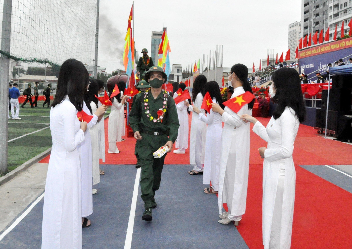 Thanh niên Đà Nẵng hăng hái lên đường nhập ngũ.