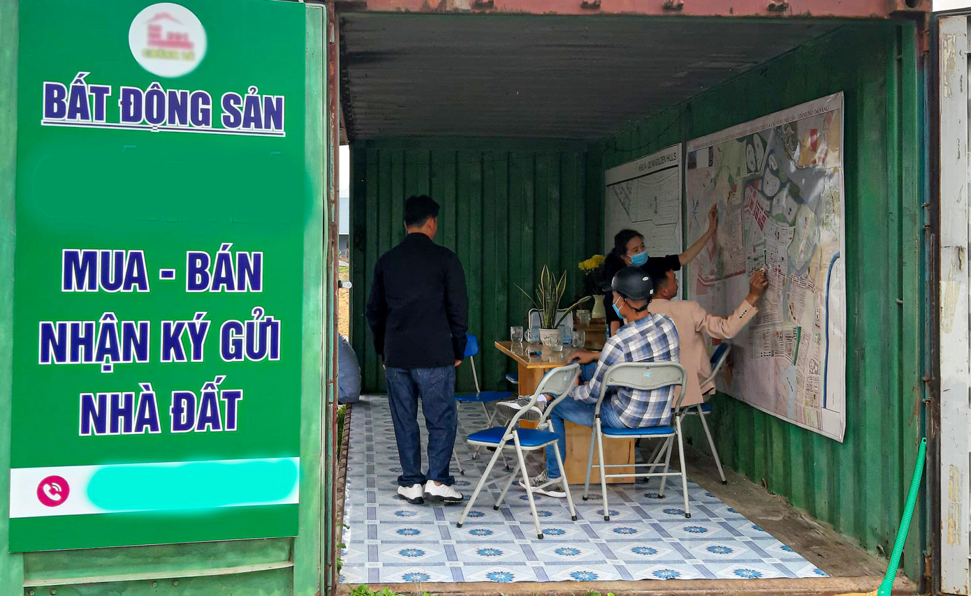 Một ki-ốt mua bán, ký gửi bất động sản tại một dự án tại quận Liên Chiểu TP Đà Nẵng. Ảnh: Nguyễn Thành Một ki-ốt mua bán, ký gửi bất động sản tại một dự án tại quận Liên Chiểu TP Đà Nẵng. Ảnh: Nguyễn Thành