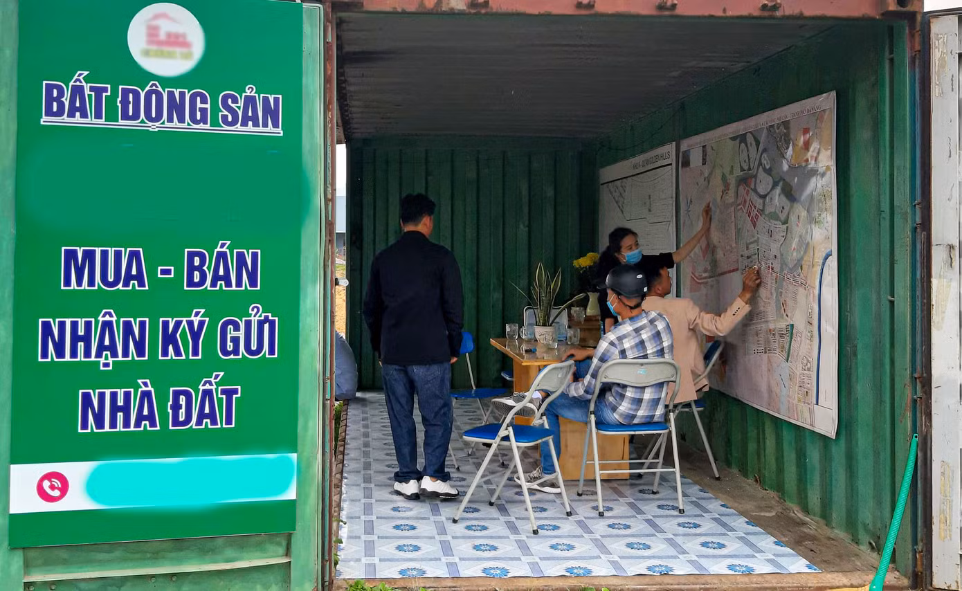 Một ki-ốt mua bán, ký gửi bất động sản tại một dự án tại quận Liên Chiểu TP Đà Nẵng. Ảnh: Nguyễn Thành Một ki-ốt mua bán, ký gửi bất động sản tại một dự án tại quận Liên Chiểu TP Đà Nẵng. Ảnh: Nguyễn Thành