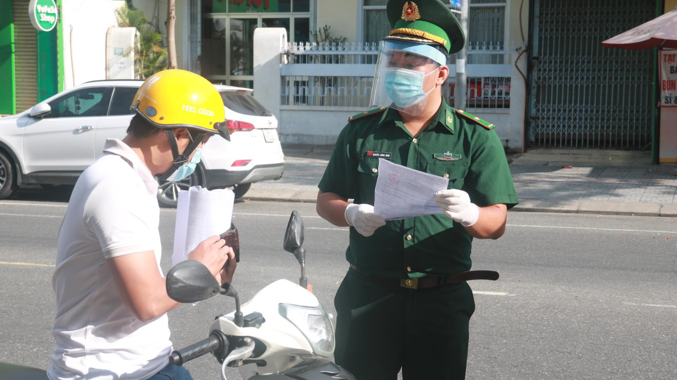 Họp với Ban chỉ đạo phòng chống dịch của TP, ông Nguyễn Văn Quảng, Bí thư thành ủy Đà Nẵng cho biết: Sẽ triển khai một số biện pháp phòng chống dịch mới nhưng tinh thần vẫn giống với những quyết định trong thời gian qua. Tuy nhiên, sẽ có 2 mục tiêu lớn đó là đảm bảo cung ứng lương thực thực phẩm, nhu yếu phẩm cho người dân và để những hoạt động có tính chất cơ bản của TP được vận hành.