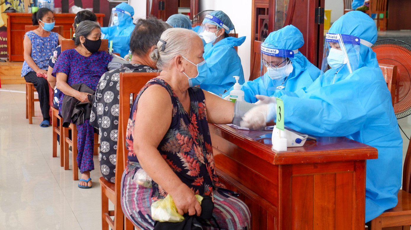 Những người lớn tuổi, có bệnh nền được ưu tiên tiêm trước.