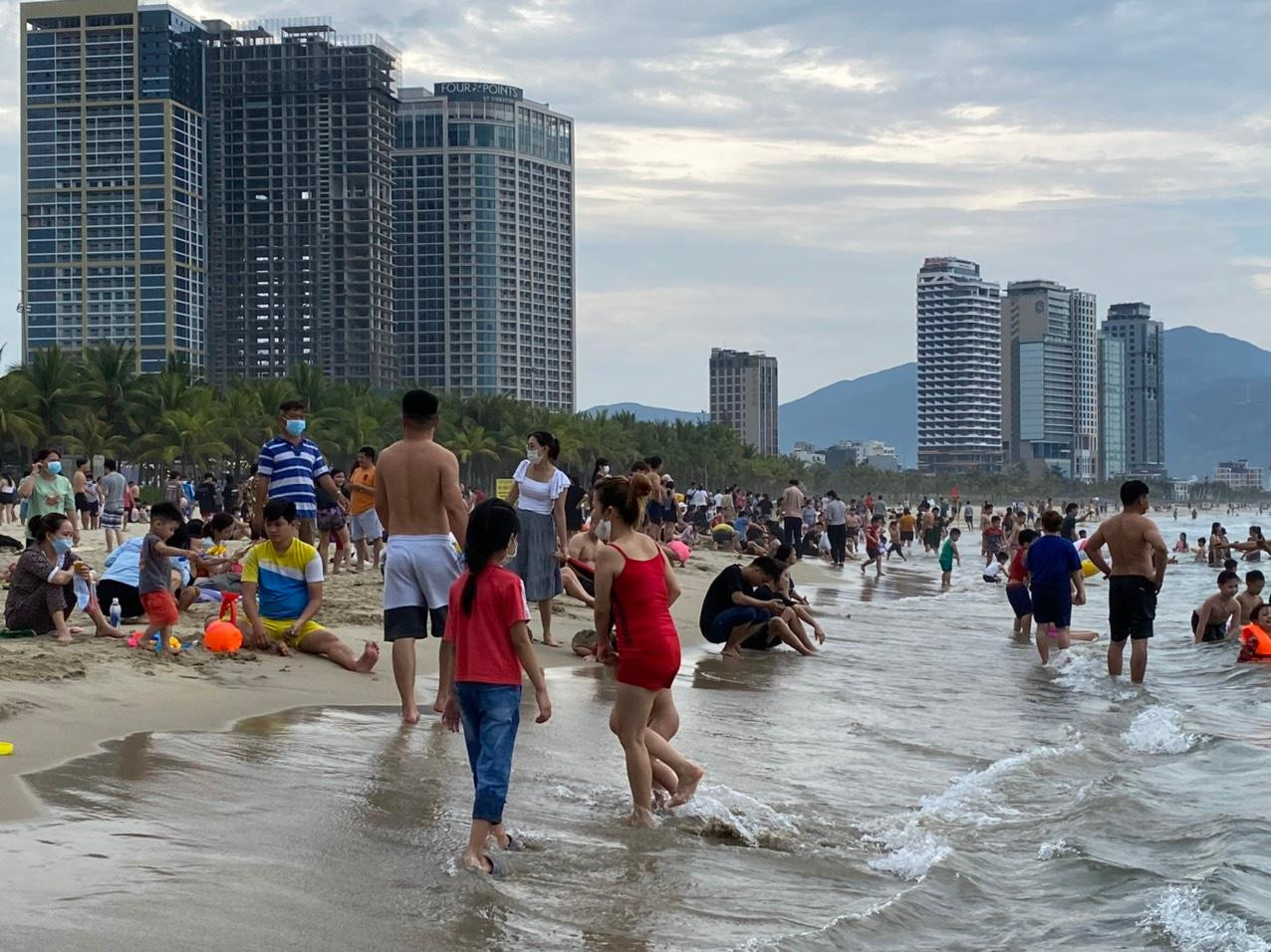 Chiều 27/3, một lượng lớn du khách, người dân đổ về biển Đà Nẵng để tắm mát, nghỉ ngơi, khiến các bãi tắm ven biển ở Sơn Trà, Ngũ Hành Sơn đông nghịt người.
