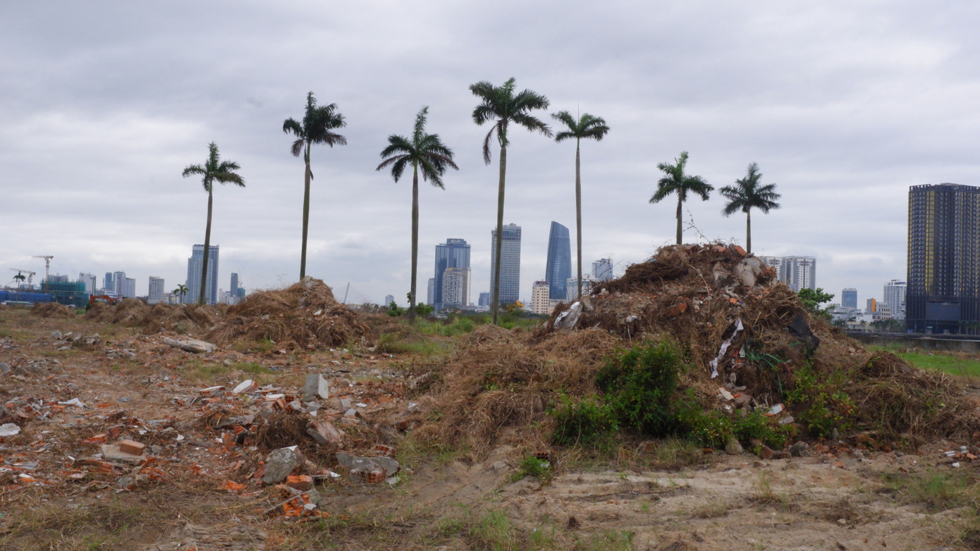 Cỏ, rác được thu dọn chất đống cao bên trong dự án. Theo lãnh đạo UBND phường Nại Hiên Đông, trên địa bàn phường có nhiều khu đất trống, dự án bỏ hoang gây rất nhiều khó khăn cho việc ngăn chặn tệ nạn xã hội, đảm bảo an ninh trật tự trên địa bàn. Khu vực dự án Marina Complex cũng là một “điểm nóng”, các lực lượng chức năng rất vất vả bố trí lực lượng túc trực để ngăn ngừa tệ nạn phát sinh do dự án bỏ hoang kéo dài. Chính quyền mong muốn các dự án sớm triển khai để vừa tạo cảnh quan đô thị, vừa giúp địa phương dễ dàng hơn trong việc quản lý, ngăn ngừa tội phạm, tệ nạn xã hội.
