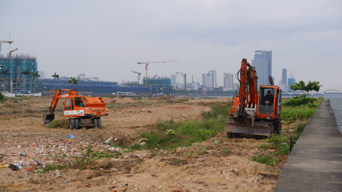 Máy móc thi công dọn dẹp bên trong dự án. Trao đổi với phóng viên, một lãnh đạo Sở Xây dựng cho biết, UBND TP vừa có phê duyệt chấp thuận chủ trương đầu tư tại dự án và dự án đang bắt đầu khởi động lại.