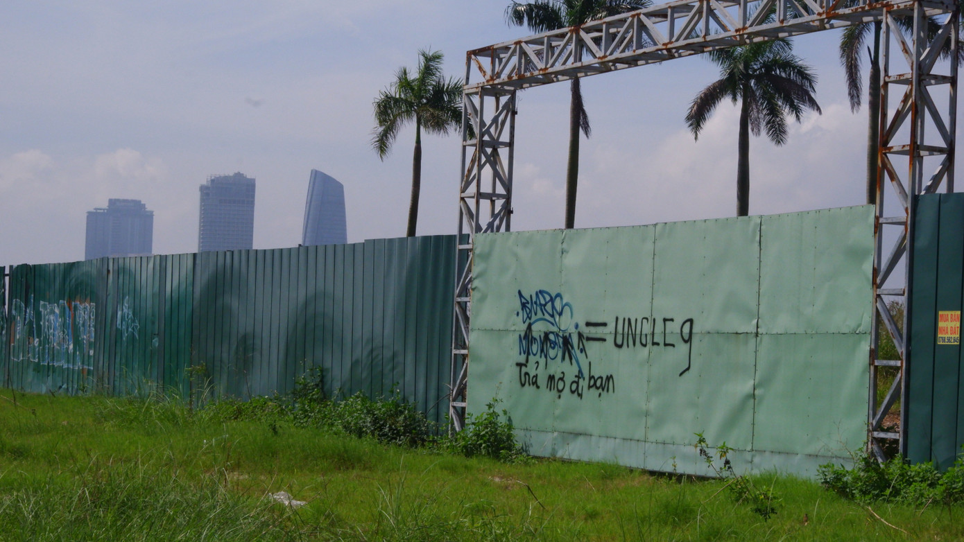 Sau đó, chính quyền Đà Nẵng đề nghị chủ đầu tư tạm dừng việc thi công để phối hợp các sở, ngành chức năng rà soát tính pháp lý, các thủ tục liên quan trong đầu tư xây dựng và nghiên cứu điều chỉnh quy hoạch dự án.