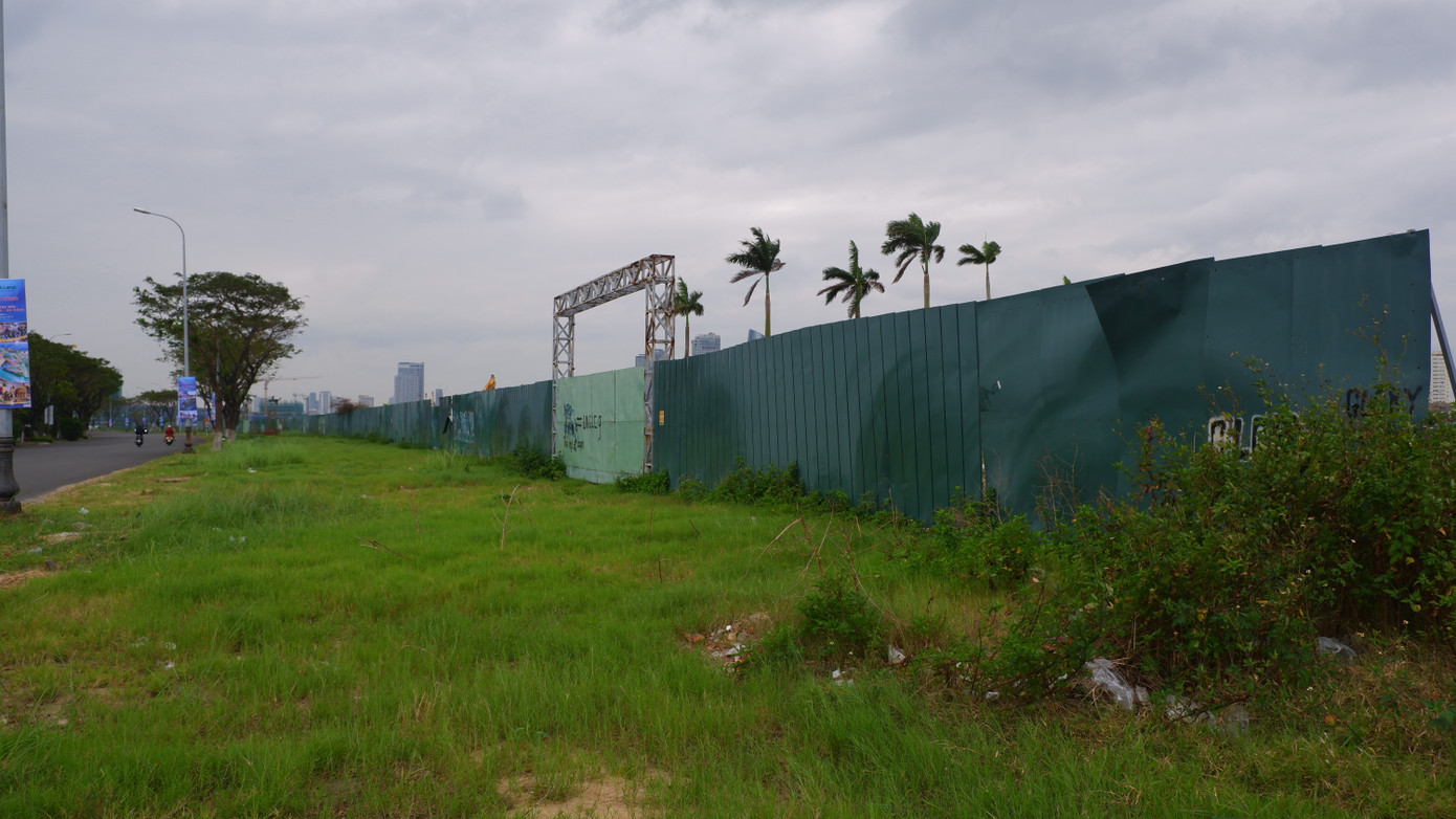 Xung quanh dự án tường rào bao quanh đã được gia cố, tuy nhiên bảng thông tin chi tiết về dự án vẫn chưa được dựng lên.