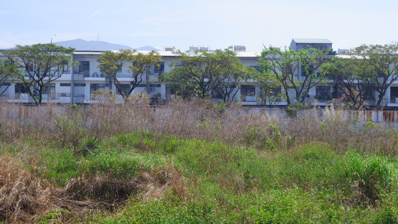 Hình ảnh bên trong dự án trước khi được dọn dẹp. Thời gian qua, cử tri Đà Nẵng đã phản ánh việc nhiều căn shophouse bỏ hoang tại dự án Marina Complex trở thành nơi cất giấu đồ trộm cắp, đổ trộm rác thải, xà bần…gây mất an ninh trật tự, ô nhiễm và mất mỹ quan đô thị.