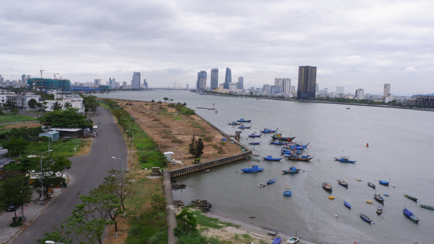 Dự án Marina Complex tại phường Nại Hiên Đông (quận Sơn Trà, TP Đà Nẵng) do Công ty TNHH Bến du thuyền Đà Nẵng làm chủ đầu tư. Đây là dự án từng gây nhiều tranh cãi ở phần diện tích được xây kè, đổ đất lấn sông Hàn. Theo ghi nhận của phóng viên, những ngày qua tại khu vực dự án bến du thuyền các phương tiện máy móc đã được huy động đến để xúc ủi, dọn dẹp, san lấp mặt bằng. Trong ảnh: Từ cầu Thuận Phước nhìn xuống, có thể thấy rõ bên trong khu vực dự án đang được dọn dẹp