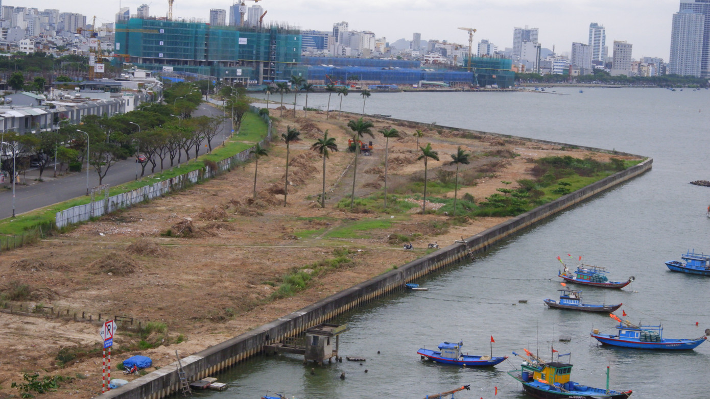 Được biết, dự án Marina Đà Nẵng có diện tích 11,7 ha (gồm phần đất liền và mặt nước), giai đoạn 1 triển khai từ năm 2016 với hơn 100 căn shophouse đã được xây dựng và phân phối ra thị trường. Giai đoạn 2 của dự án được triển khai đầu năm 2019, tuy nhiên, khi dự án thực hiện phần thi công bờ kè sát sông Hàn và san nền thì vấp phải phản ứng của dư luận về việc lấn sông Hàn sẽ ảnh hưởng đến dòng chảy với nhiều hệ lụy.