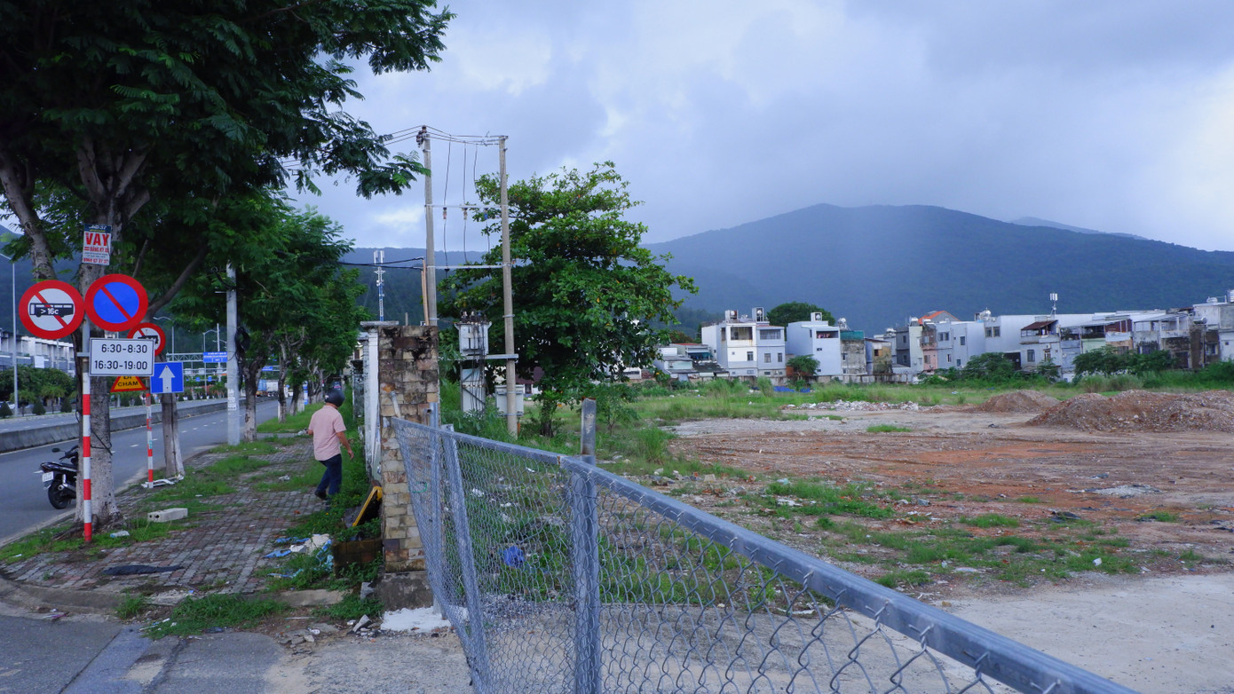 Khu đất tại số 35 đường Ngô Quyền đang được chính quyền quận Sơn Trà tính toán quy hoạch để đưa chợ Chiều và chợ Mai về đây để xây dựng thành chợ khang trang, văn minh, sạch đẹp. Ông Hoàng Sơn Trà, Chủ tịch UBND quận Sơn Trà cho biết: Chợ Mai và chợ Chiều không chỉ là nơi buôn bán, mà còn là một phần của nét văn hóa miền biển của địa phương. Trước thực trạng xuống cấp nêu trên, UBND quận mong muốn di dời, nâng cấp chợ theo hướng gộp làm một. “Hiện quận đang chờ cấp thành phố phê duyệt dự án. Sau khi hoàn thành các thủ tục sẽ triển khai đầu tư ngay, sớm đem lại bộ mặt khang trang, hiện đại cho hai khu chợ truyền thống nổi tiếng của địa phương”, ông Trà cho biết.