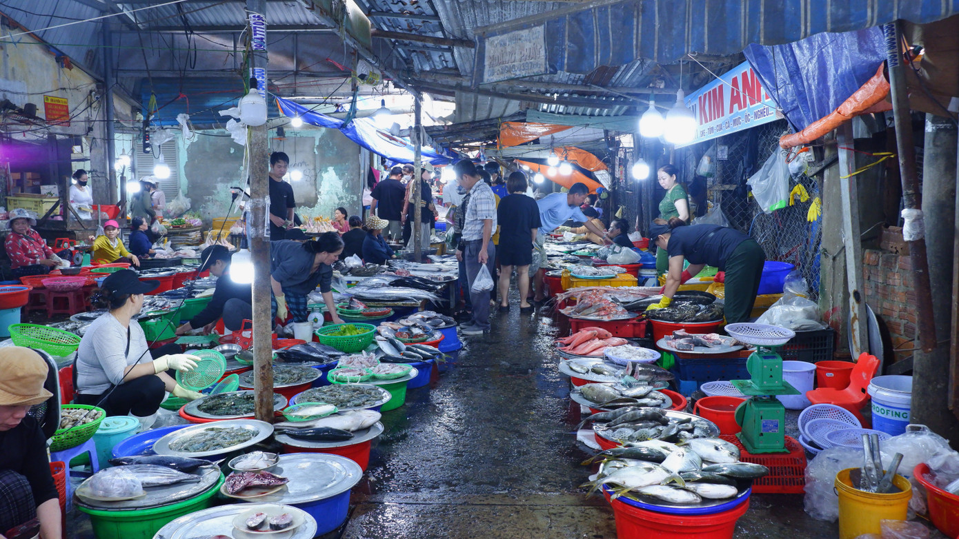 Tuy nhiên, đến nay sau hơn 60 năm hoạt động, chợ Chiều đang rơi vào tình cảnh xuống cấp, ô nhiễm nghiêm trọng. Do chợ nằm ở khu dân cư, dưới khu vực dốc, thấp hơn nền mặt đường Ngô Quyền, xung quanh đều sát nhà dân nên rất chật chội. Nền chợ lúc nào cũng ướt vì nước thải đổ tràn lan, nhất là khu vực bán hải sản luôn có mùi hôi tanh.