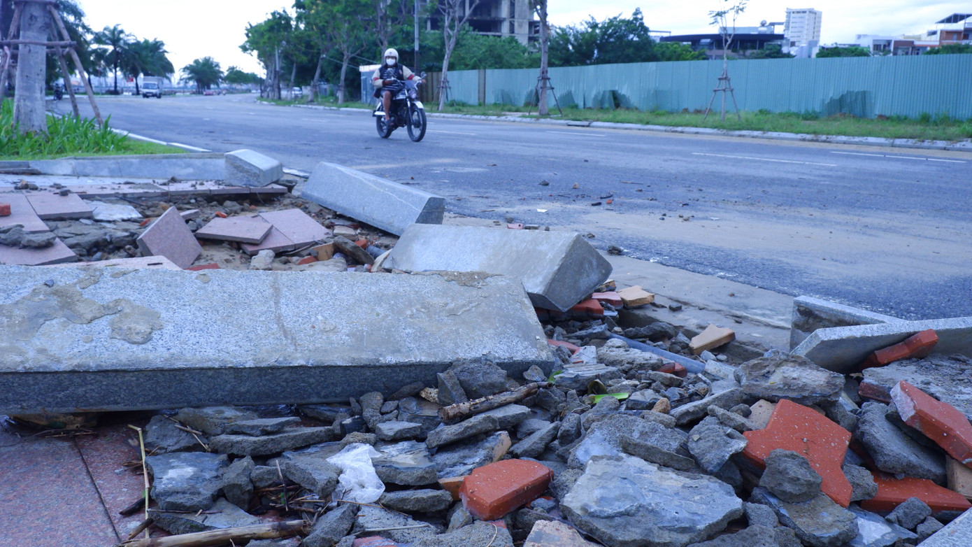 Bó vỉa hè tuyến đường Như Nguyệt nhiều vị trí bị bong tróc sau bão. Theo một số người dân, bão số 6 tuy không mạnh nhưng sóng biển tại khu vực này rất dị thường, lớn hơn các đợt bão trước rất nhiều. Trong khi đó, theo sở GTVT TP. Đà Nẵng, bão số 6 vừa qua trùng tác động của thủy triều dâng cao làm ngập đường Như Nguyệt, kết hợp gió mạnh, sóng lớn, nước chảy gây xói lở. Bó vỉa hè tuyến đường Như Nguyệt nhiều vị trí bị bong tróc sau bão. Theo một số người dân, bão số 6 tuy không mạnh nhưng sóng biển tại khu vực này rất dị thường, lớn hơn các đợt bão trước rất nhiều. Trong khi đó, theo sở GTVT TP. Đà Nẵng, bão số 6 vừa qua trùng tác động của thủy triều dâng cao làm ngập đường Như Nguyệt, kết hợp gió mạnh, sóng lớn, nước chảy gây xói lở.