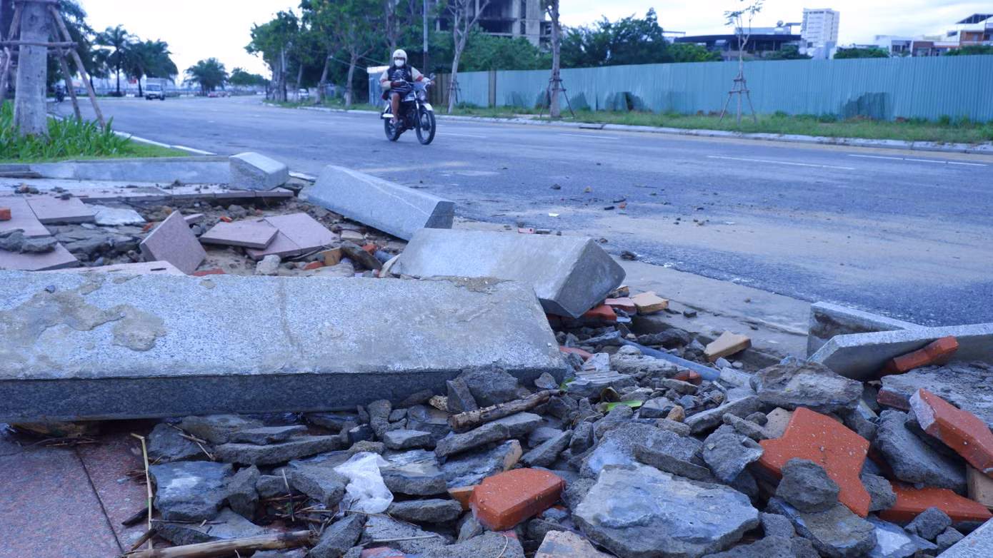 Bó vỉa hè tuyến đường Như Nguyệt nhiều vị trí bị bong tróc sau bão. Theo một số người dân, bão số 6 tuy không mạnh nhưng sóng biển tại khu vực này rất dị thường, lớn hơn các đợt bão trước rất nhiều. Trong khi đó, theo sở GTVT TP. Đà Nẵng, bão số 6 vừa qua trùng tác động của thủy triều dâng cao làm ngập đường Như Nguyệt, kết hợp gió mạnh, sóng lớn, nước chảy gây xói lở. Bó vỉa hè tuyến đường Như Nguyệt nhiều vị trí bị bong tróc sau bão. Theo một số người dân, bão số 6 tuy không mạnh nhưng sóng biển tại khu vực này rất dị thường, lớn hơn các đợt bão trước rất nhiều. Trong khi đó, theo sở GTVT TP. Đà Nẵng, bão số 6 vừa qua trùng tác động của thủy triều dâng cao làm ngập đường Như Nguyệt, kết hợp gió mạnh, sóng lớn, nước chảy gây xói lở.