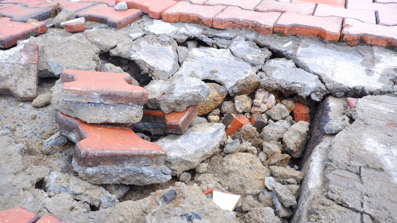 Nhiều vị trí bị sụt lún hư hỏng nặng, lộ gạch vữa, đất đá bên dưới. Nhiều vị trí bị sụt lún hư hỏng nặng, lộ gạch vữa, đất đá bên dưới.