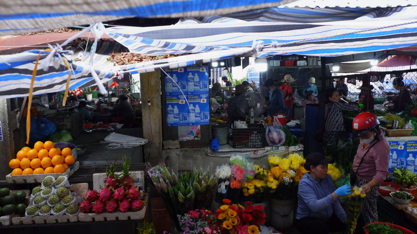 Nhiều khu vực bên trong chợ phải chằng níu tạm bợ để che mưa, che nắng. "Cứ mỗi lần mưa lớn, gió bão to là chúng tôi phải nghỉ bán, chỉ mong sao có chợ khang trang, an toàn để tiểu thương yên tâm buôn bán" bà Nguyễn Thị Hồng (một tiểu thương) bày tỏ.