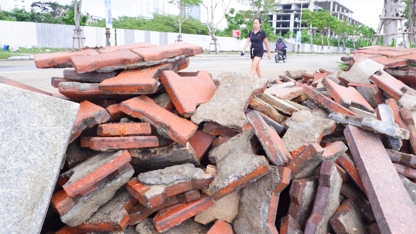 Người dân đi bộ tập thể dục phải né tránh, đi xuống lòng đường Như Nguyệt. Người dân đi bộ tập thể dục phải né tránh, đi xuống lòng đường Như Nguyệt.