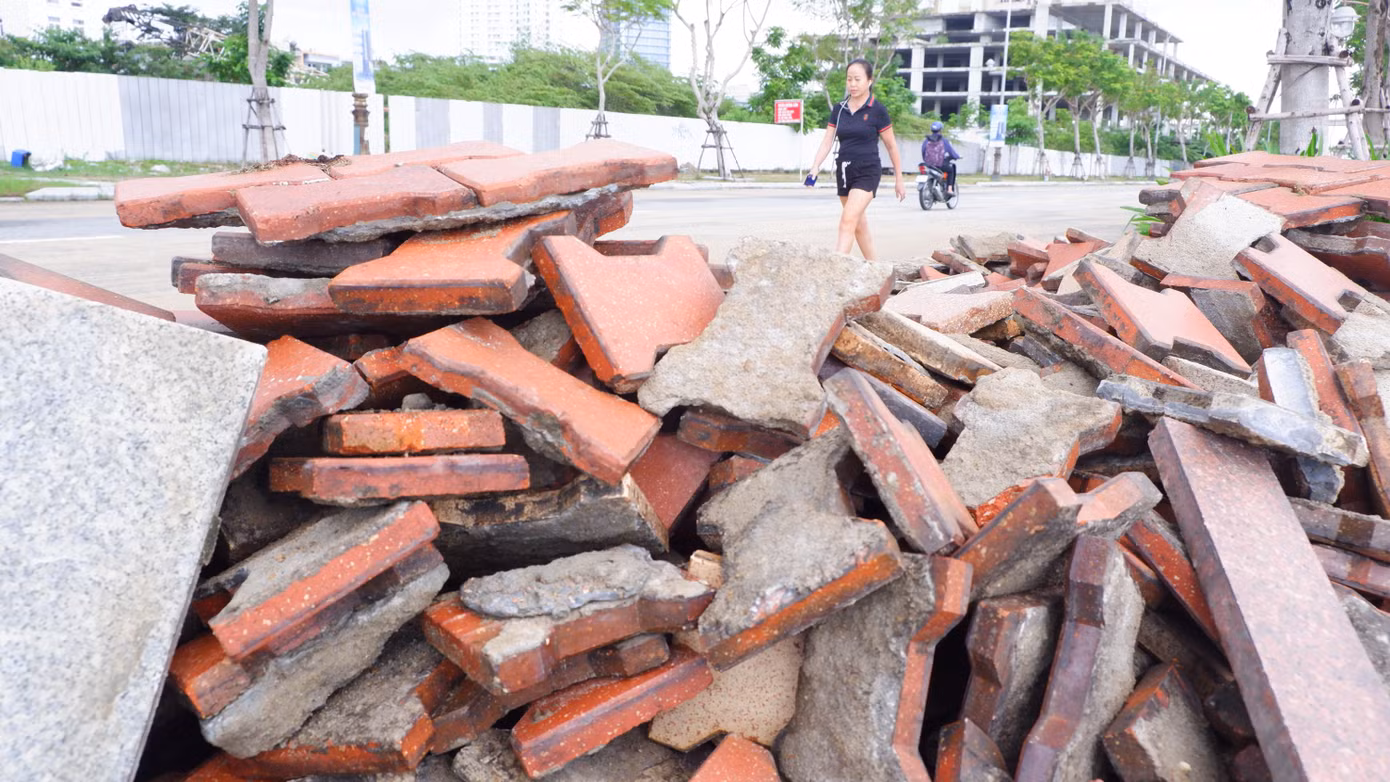 Người dân đi bộ tập thể dục phải né tránh, đi xuống lòng đường Như Nguyệt. Người dân đi bộ tập thể dục phải né tránh, đi xuống lòng đường Như Nguyệt.