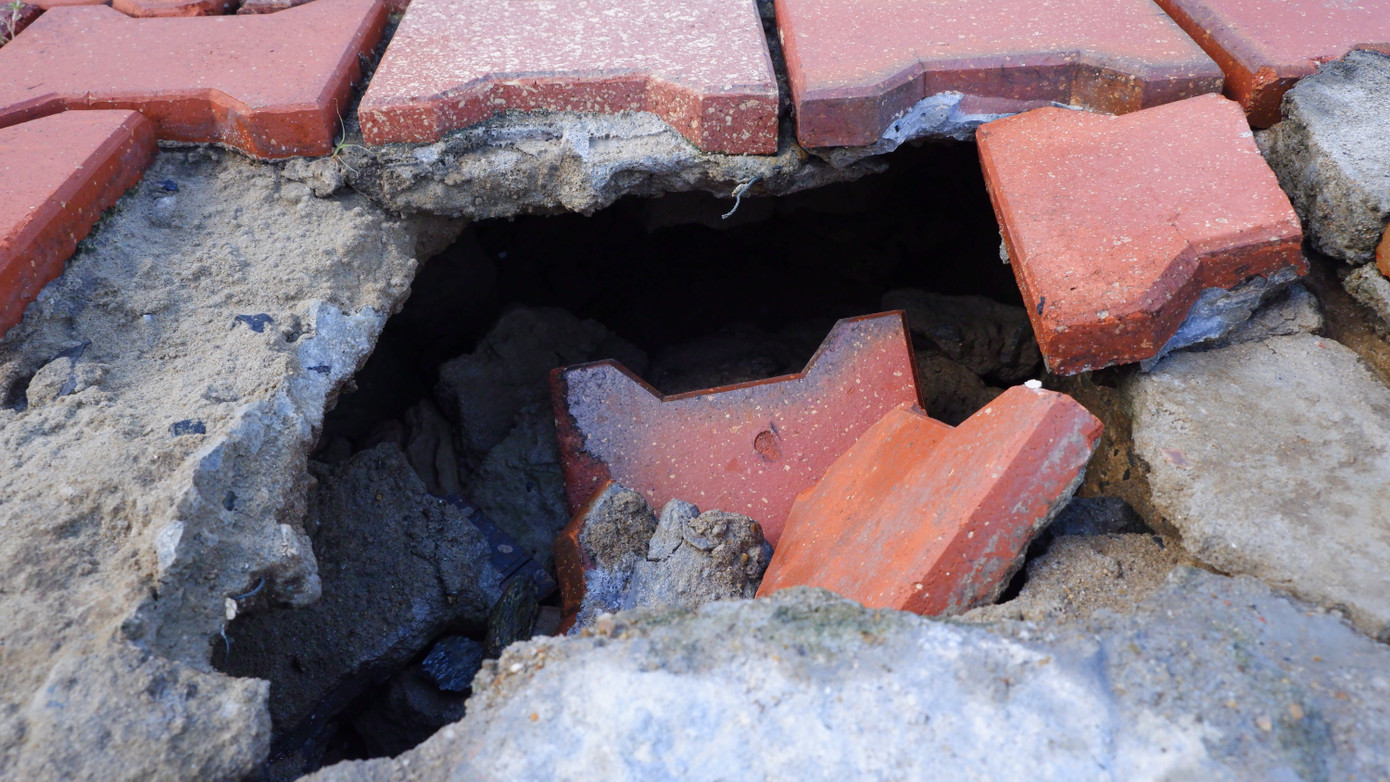 Nhiều vị trí bị sụt lún hư hỏng nặng, lộ gạch vữa, đất đá bên dưới. Nhiều vị trí bị sụt lún hư hỏng nặng, lộ gạch vữa, đất đá bên dưới.