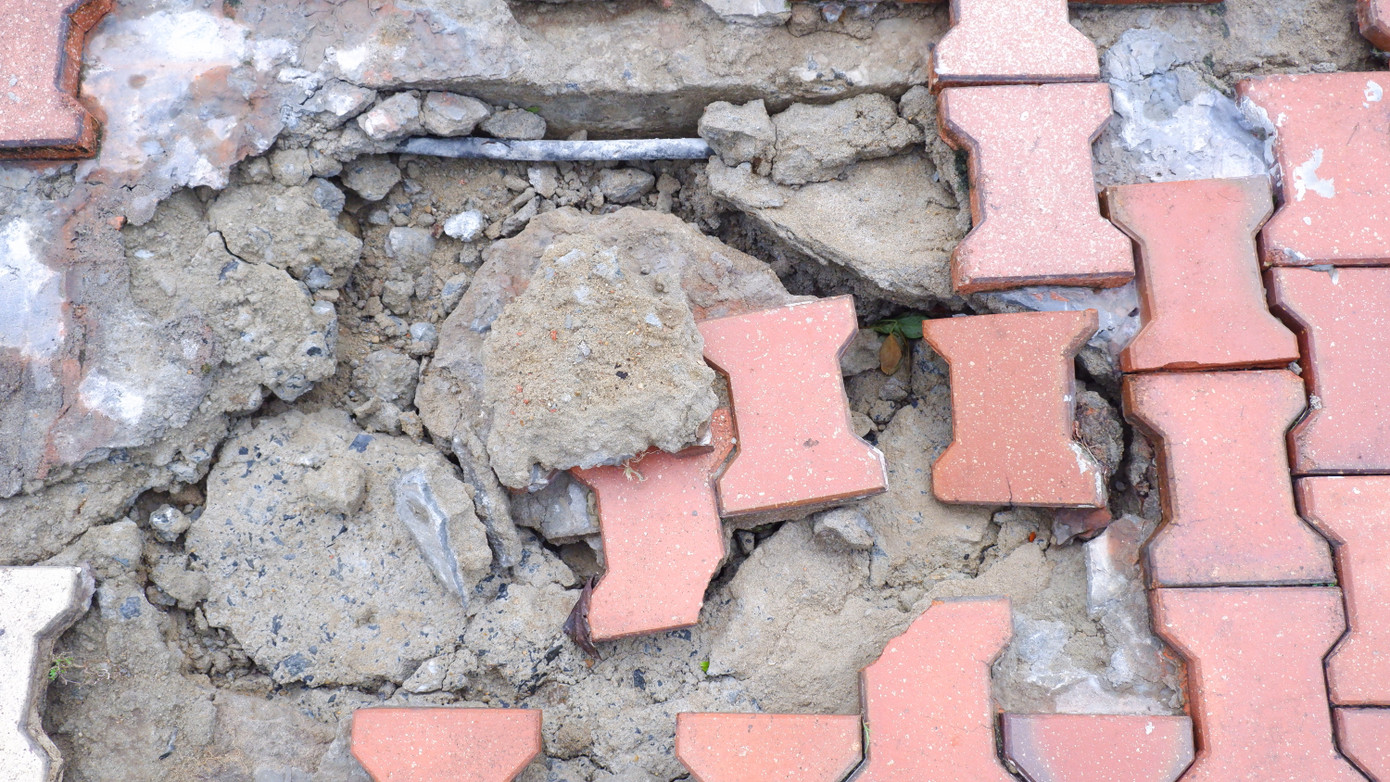 Nhiều vị trí bị sụt lún hư hỏng nặng, lộ gạch vữa, đất đá bên dưới. Nhiều vị trí bị sụt lún hư hỏng nặng, lộ gạch vữa, đất đá bên dưới.