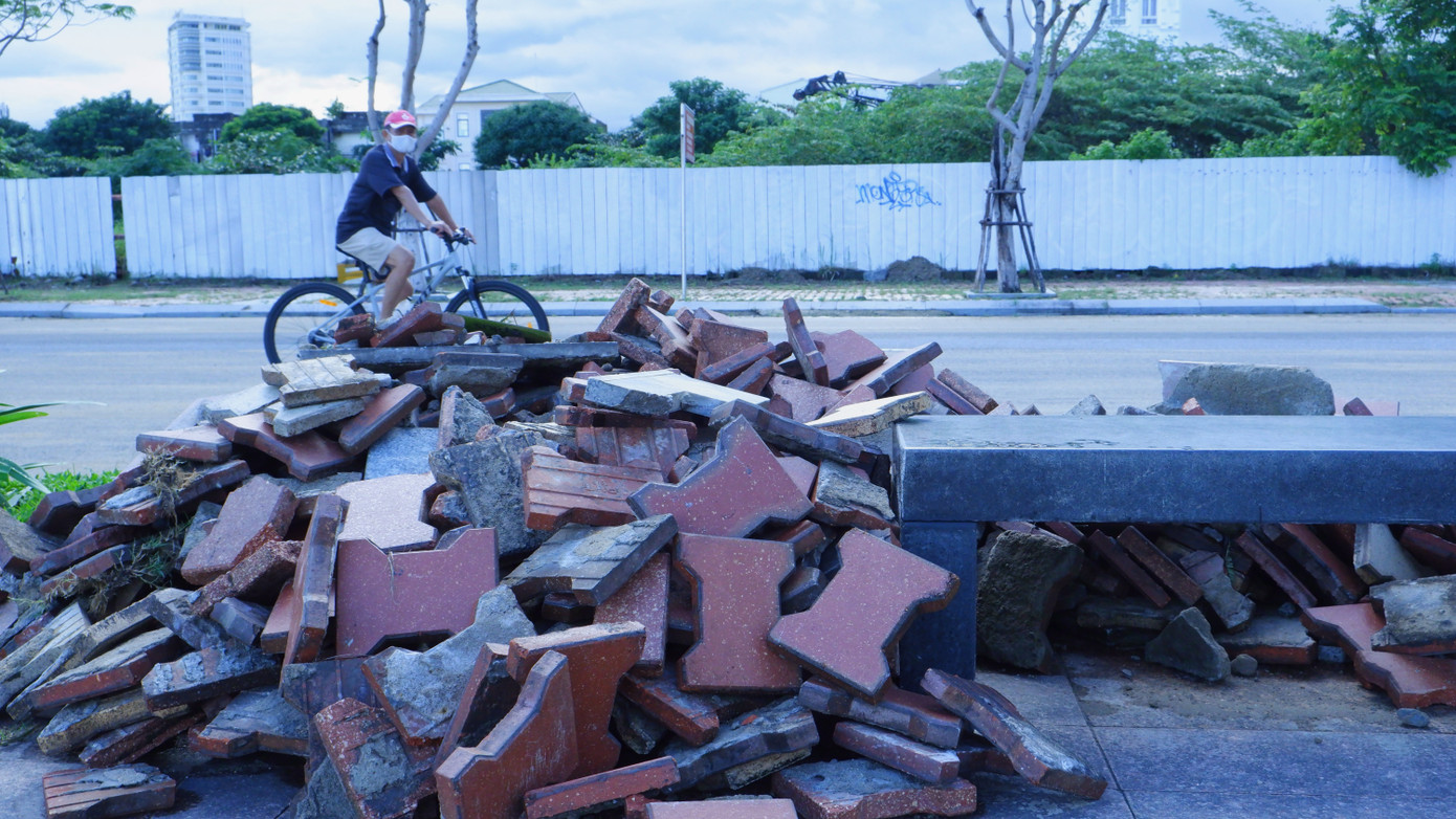 Tuyến đường Như Nguyệt ven sông Hàn ít phương tiện đi lại, là khu vực dành cho khách du lịch bộ hành và người dân tập thể dục mỗi ngày. Sau bão, nhiều người ngạc nhiên vì vỉa hè tuyến đường không còn nguyên vẹn, đất đá nham nhở, gạch chất cao từng đống. Tuyến đường Như Nguyệt ven sông Hàn ít phương tiện đi lại, là khu vực dành cho khách du lịch bộ hành và người dân tập thể dục mỗi ngày. Sau bão, nhiều người ngạc nhiên vì vỉa hè tuyến đường không còn nguyên vẹn, đất đá nham nhở, gạch chất cao từng đống.