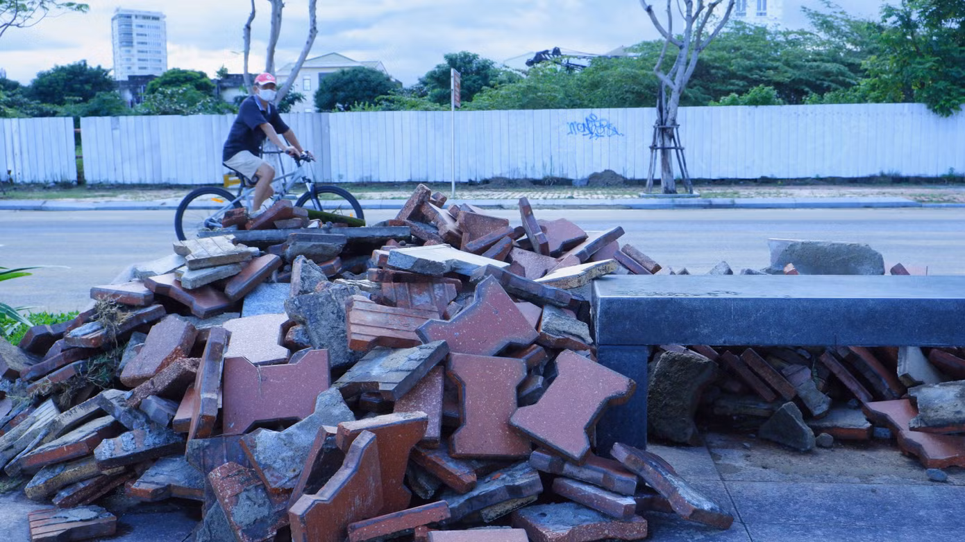 Tuyến đường Như Nguyệt ven sông Hàn ít phương tiện đi lại, là khu vực dành cho khách du lịch bộ hành và người dân tập thể dục mỗi ngày. Sau bão, nhiều người ngạc nhiên vì vỉa hè tuyến đường không còn nguyên vẹn, đất đá nham nhở, gạch chất cao từng đống. Tuyến đường Như Nguyệt ven sông Hàn ít phương tiện đi lại, là khu vực dành cho khách du lịch bộ hành và người dân tập thể dục mỗi ngày. Sau bão, nhiều người ngạc nhiên vì vỉa hè tuyến đường không còn nguyên vẹn, đất đá nham nhở, gạch chất cao từng đống.