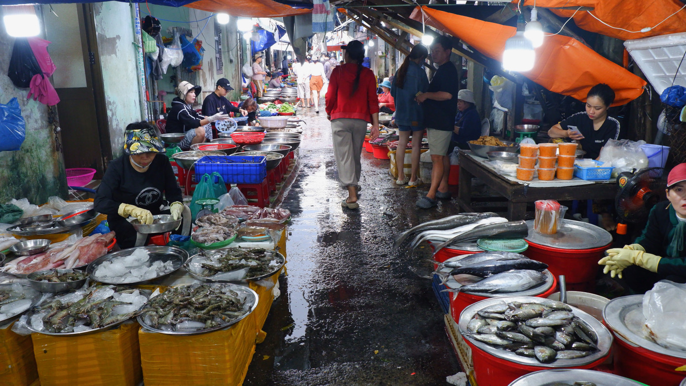 Lối đi hàng hải sản bên trong chợ Chiều luôn trong tình trạng ẩm thấp, chật chội. Bà Lê Thị Hoa (một tiểu thương tại chợ Chiều) cho biết: “Chợ xuống cấp lâu nay, rất cần được đầu tư nâng cấp để bà con tiểu thương yên tâm buôn bán. Tiểu thương rất ủng hộ việc đầu tư, xây dựng chợ mới để đảm bảo an toàn cho cả người bán và người mua"
