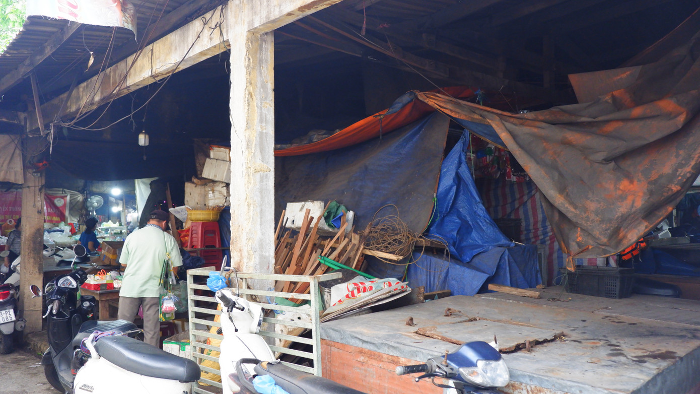 Cũng do chợ xuống cấp, buôn bán thua lỗ nên từ 40 gian hàng vải, áo quần tại chợ Chiều, nay đã đóng cửa gần hết. "Chợ truyền thống ế ẩm, lại xuống cấp nên tiểu thương buốn bán nhiều người bỏ chợ. Hiện chỉ có khoảng 7 gian hàng áo quần bên trong chợ còn duy trì cầm chừng với lượng khách rất ít" ông Lê Quang Điệp (Tổ trưởng Tổ quản lý chợ Chiều) cho biết.