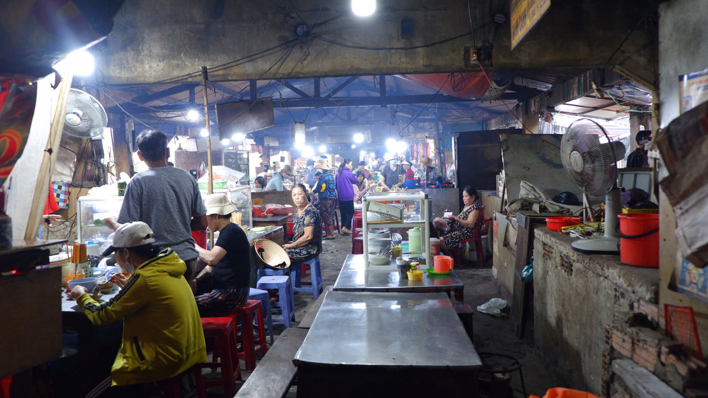 Khu vực phục vụ ăn uống bên trong chợ Chiều xuống cấp, nguy cơ mất an toàn khi có cháy nổ xảy ra là rất cao.