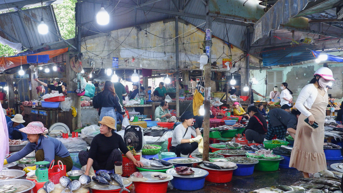 Tại chợ Chiều có khoảng 200 tiểu thương đăng ký buôn bán hải sản và các mặt hàng phục vụ ăn uống sinh hoạt của người dân các phường Thọ Quang, Mân Thái, Nại Hiên Đông... của quận Sơn Trà. Đây cũng là nơi cung ứng số lượng lớn hải sản cho các nhà hàng, quán ăn trên địa bàn thành phố.