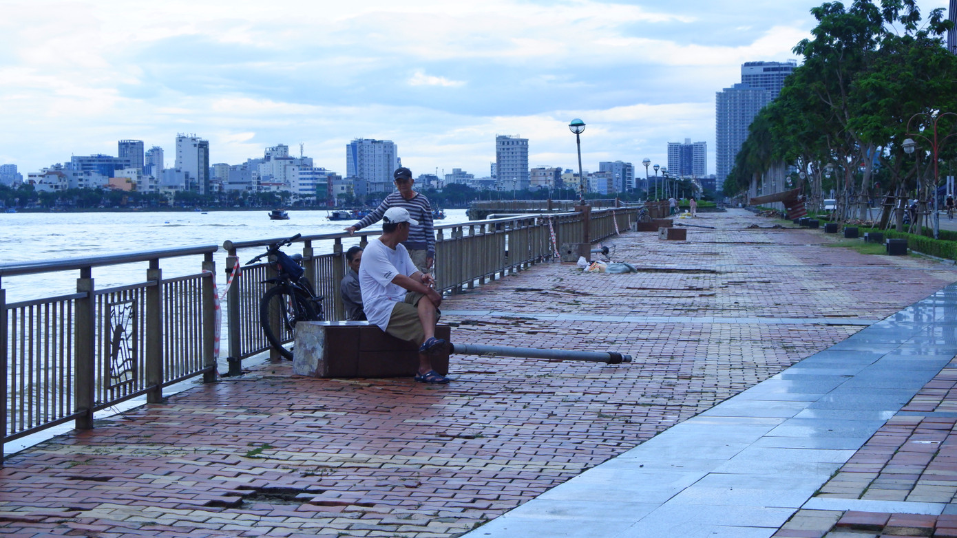 Trong khi chờ đợi giải pháp lâu dài, người dân mong tuyến vỉa hè này sẽ sớm được khắc phục để người dân và du khách thoải mái dạo mát, tập thể dục, thư giãn, ngắm sông Hàn. Trong khi chờ đợi giải pháp lâu dài, người dân mong tuyến vỉa hè này sẽ sớm được khắc phục để người dân và du khách thoải mái dạo mát, tập thể dục, thư giãn, ngắm sông Hàn.
