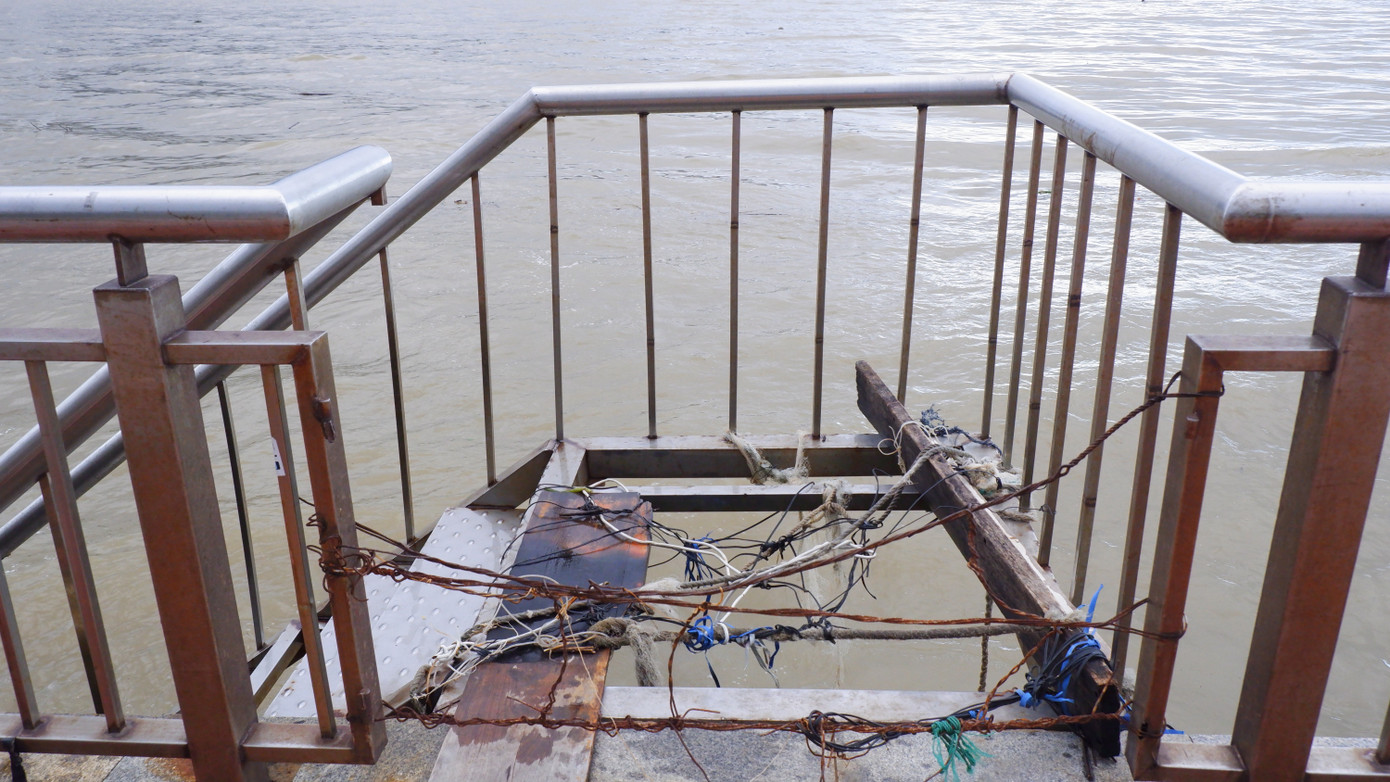 Một lối đi phục vụ người dân lên, xuống tàu cá neo đậu trên sông Hàn đã bị sóng đánh hư hỏng nặng. Một lối đi phục vụ người dân lên, xuống tàu cá neo đậu trên sông Hàn đã bị sóng đánh hư hỏng nặng.