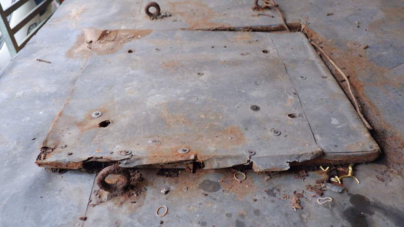 Cũng do chợ xuống cấp, buôn bán thua lỗ nên từ 40 gian hàng vải, áo quần tại chợ Chiều, nay đã đóng cửa gần hết. "Chợ truyền thống ế ẩm, lại xuống cấp nên tiểu thương buốn bán nhiều người bỏ chợ. Hiện chỉ có khoảng 7 gian hàng áo quần bên trong chợ còn duy trì cầm chừng với lượng khách rất ít" ông Lê Quang Điệp (Tổ trưởng Tổ quản lý chợ Chiều) cho biết.