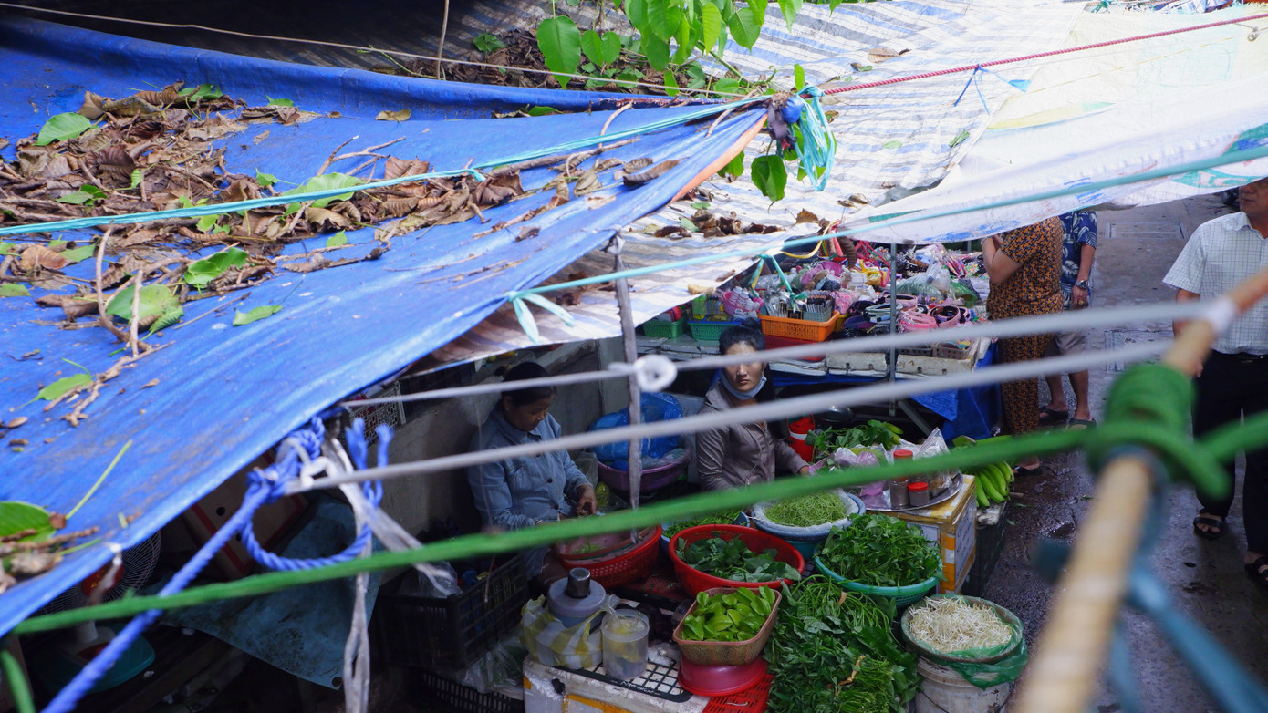 Nhiều khu vực bên trong chợ phải chằng níu tạm bợ để che mưa, che nắng. "Cứ mỗi lần mưa lớn, gió bão to là chúng tôi phải nghỉ bán, chỉ mong sao có chợ khang trang, an toàn để tiểu thương yên tâm buôn bán" bà Nguyễn Thị Hồng (một tiểu thương) bày tỏ.