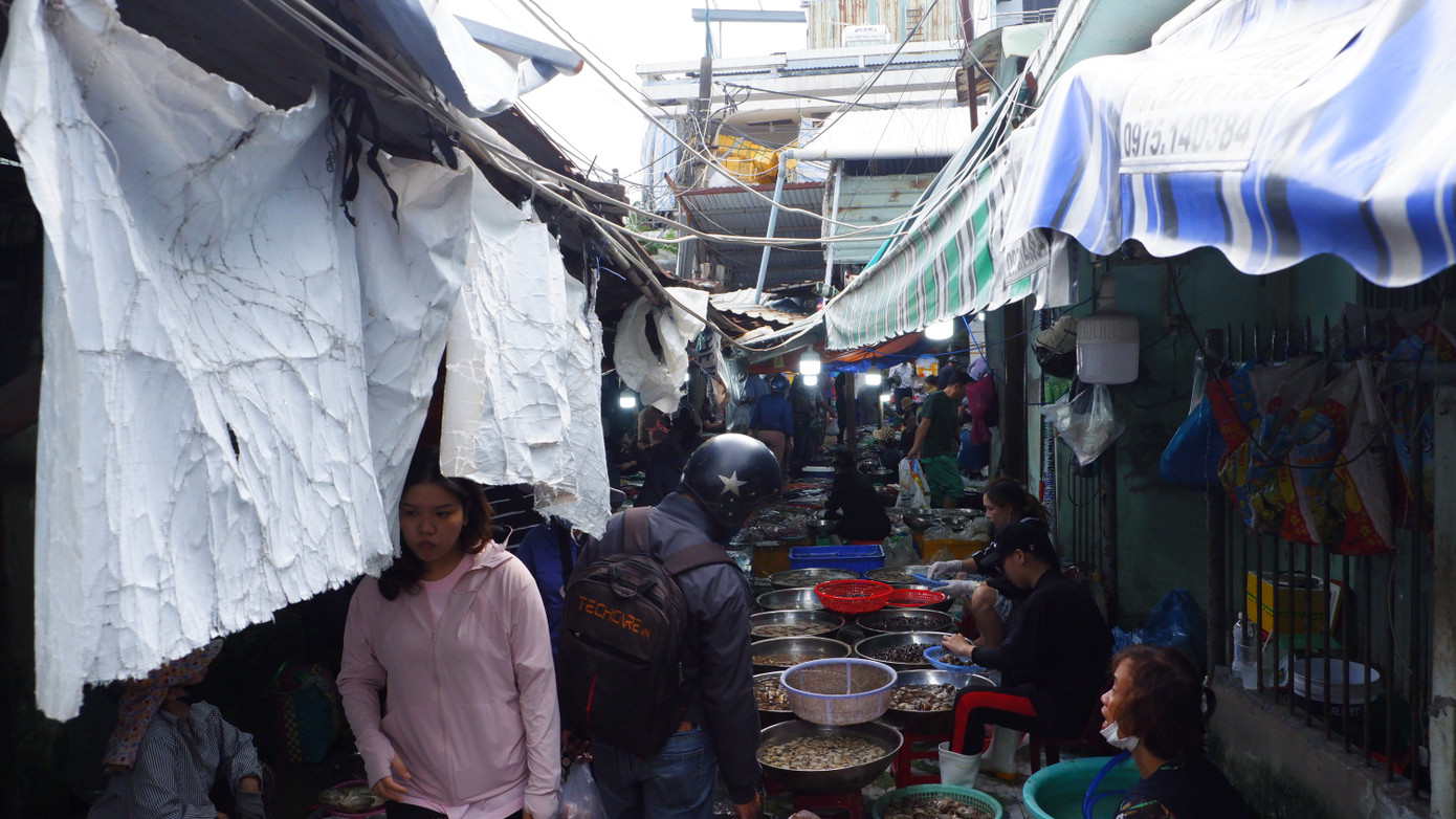 Do thiếu kinh phí đầu tư, sửa chữa nên nhiều khu vực bên trong chợ xập xệ, tồi tàn. Cùng với đó là hệ thống dây điện chằng chịt, khó đảm bảo an toàn phòng cháy chữa cháy.