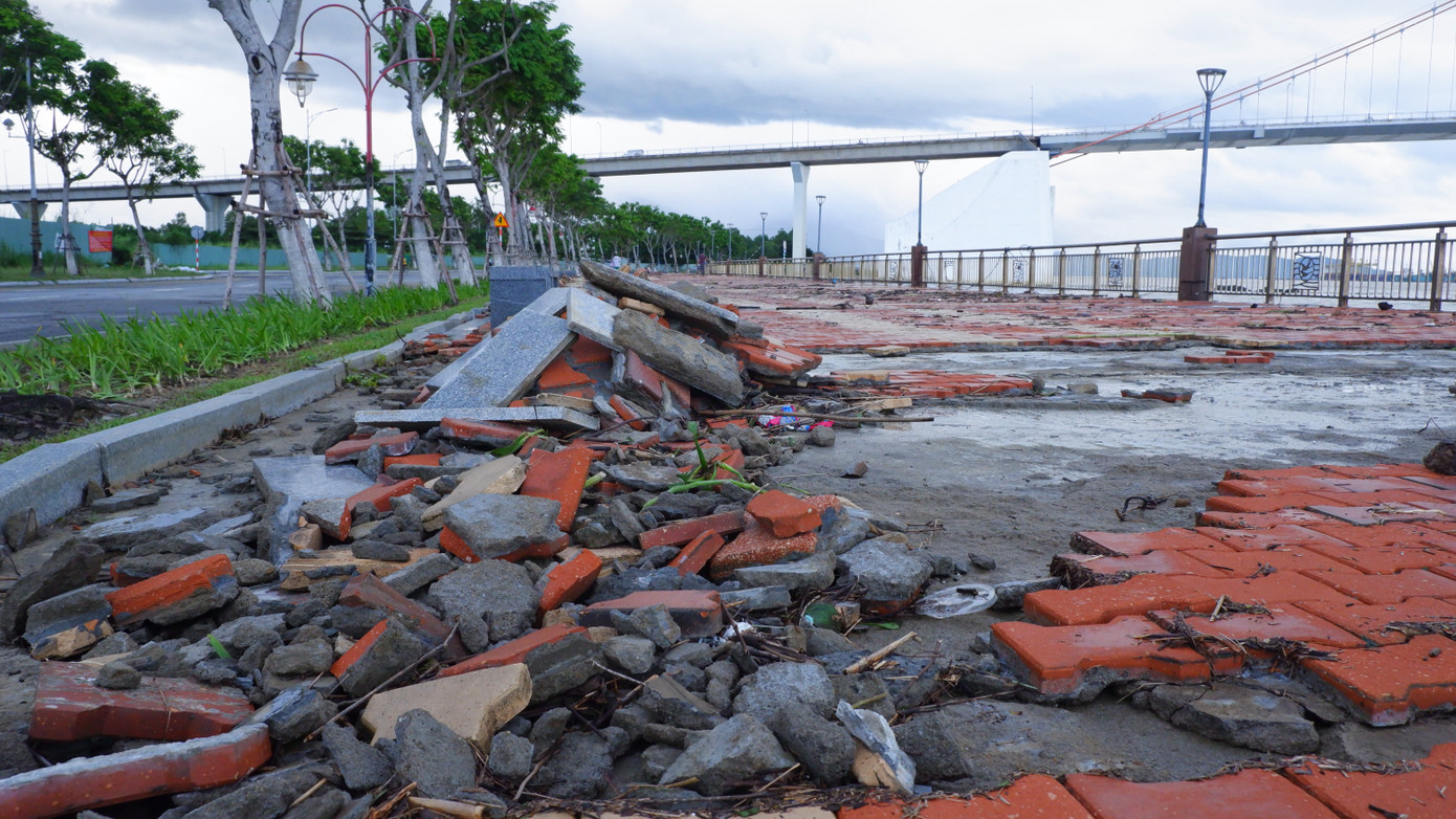 Cả dãy vỉa hè ngay khu vực bên dưới chân cầu Thuận Phước là cảnh ngổn ngang, sau bão chưa được thu dọn, xử lý. Cả dãy vỉa hè ngay khu vực bên dưới chân cầu Thuận Phước là cảnh ngổn ngang, sau bão chưa được thu dọn, xử lý.