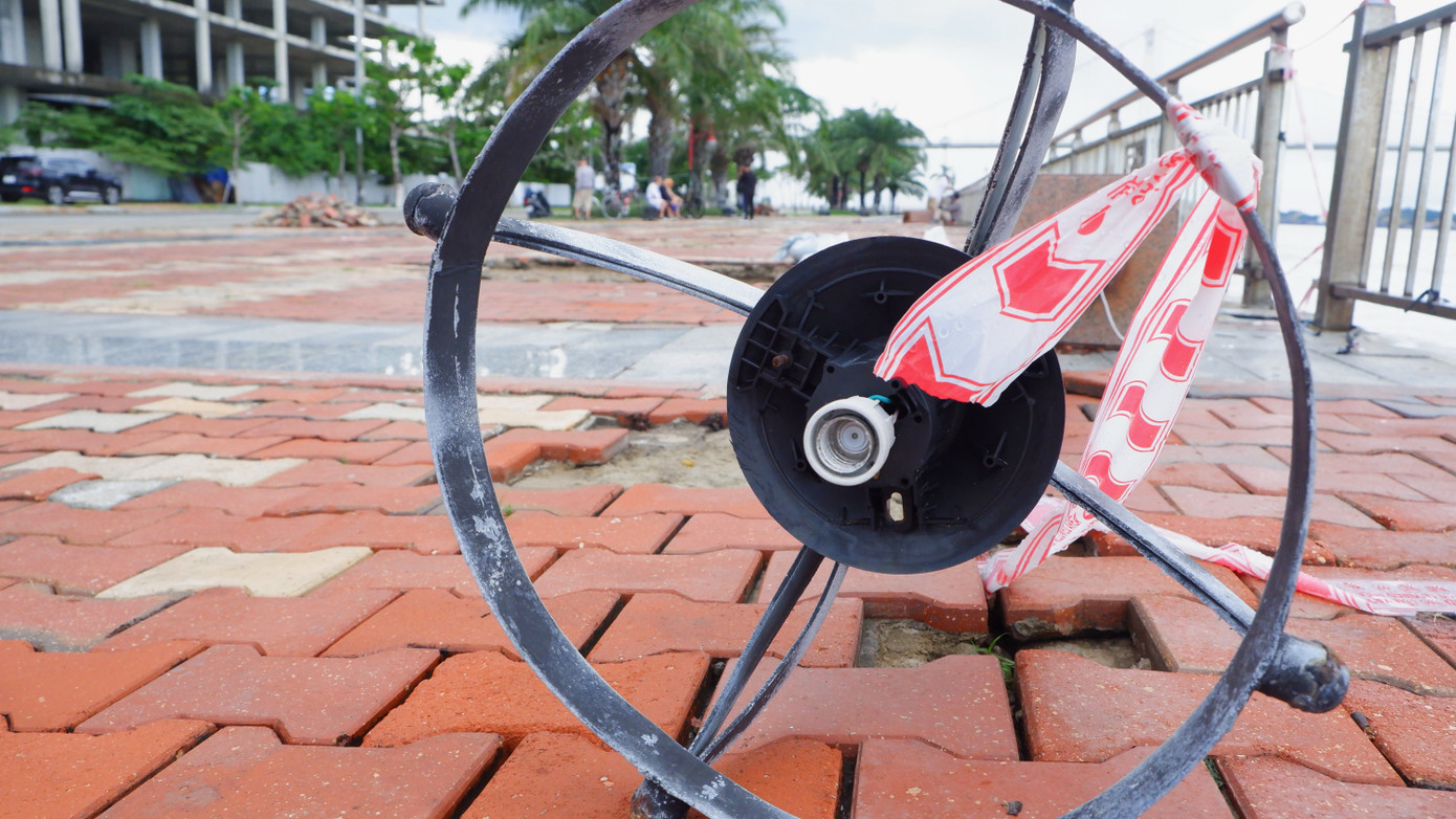 Nhiều hạng mục trụ đèn chiếu sáng, đèn trang trí dọc tuyến đường ven sông Hàn này cũng bị đánh bật, nằm chỏng chơ. Nhiều hạng mục trụ đèn chiếu sáng, đèn trang trí dọc tuyến đường ven sông Hàn này cũng bị đánh bật, nằm chỏng chơ.