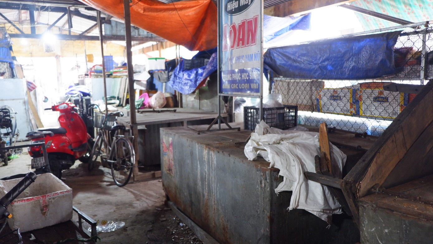 Cũng do chợ xuống cấp, buôn bán thua lỗ nên từ 40 gian hàng vải, áo quần tại chợ Chiều, nay đã đóng cửa gần hết. "Chợ truyền thống ế ẩm, lại xuống cấp nên tiểu thương buốn bán nhiều người bỏ chợ. Hiện chỉ có khoảng 7 gian hàng áo quần bên trong chợ còn duy trì cầm chừng với lượng khách rất ít" ông Lê Quang Điệp (Tổ trưởng Tổ quản lý chợ Chiều) cho biết.