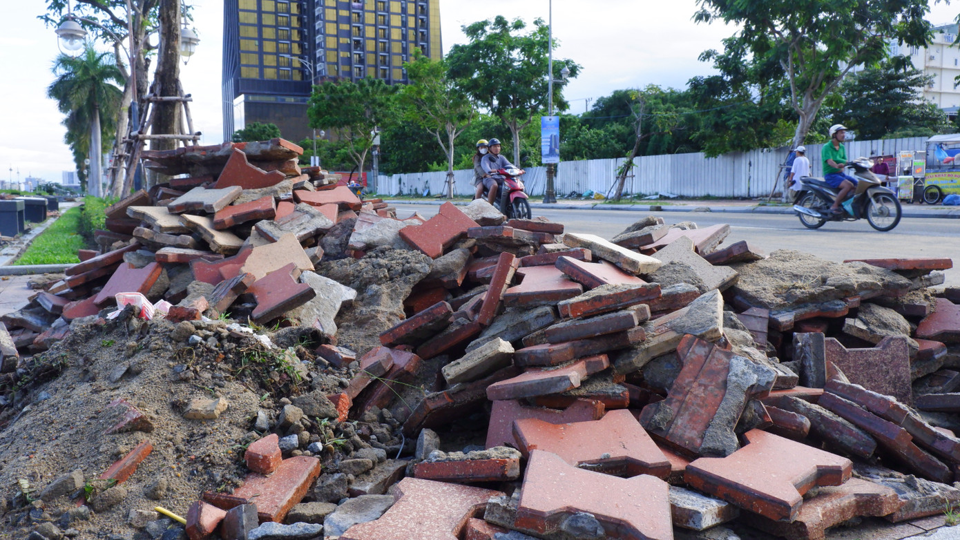 Theo ghi nhận có gần 1km tuyến vỉa hè dọc đường Như Nguyệt đã không còn nguyên vẹn, nhiều vị trí gạch, đá đã bị lột sạch. Theo ghi nhận có gần 1km tuyến vỉa hè dọc đường Như Nguyệt đã không còn nguyên vẹn, nhiều vị trí gạch, đá đã bị lột sạch.