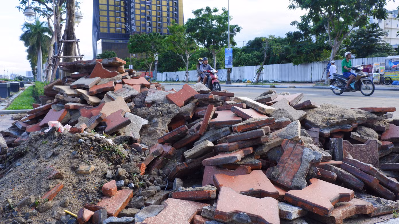 Theo ghi nhận có gần 1km tuyến vỉa hè dọc đường Như Nguyệt đã không còn nguyên vẹn, nhiều vị trí gạch, đá đã bị lột sạch. Theo ghi nhận có gần 1km tuyến vỉa hè dọc đường Như Nguyệt đã không còn nguyên vẹn, nhiều vị trí gạch, đá đã bị lột sạch.