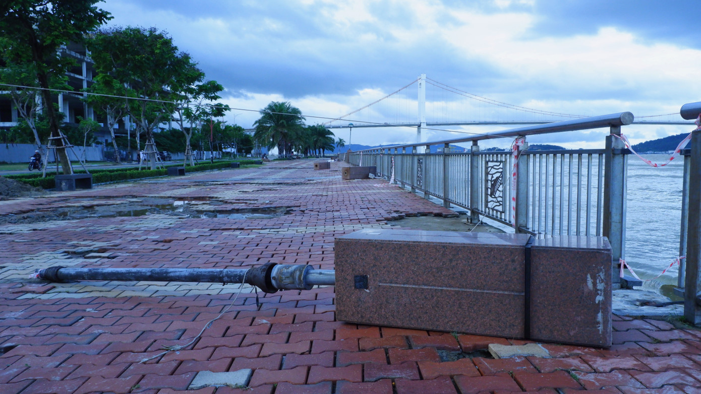 Cả dãy trụ đèn lớn bị quật ngã nằm la liệt trên vỉa hè đường Như Nguyệt. Theo lý giải của Phòng quản lý kết cấu hạ tầng giao thông (Sở GTVT Đà Nẵng), do đặc điểm lịch sử, quy hoạch trước đây khu vực dọc đường Như Nguyệt có cốt nền thấp, nằm ngay tại cửa sông. Khu vực kè, vỉa hè cuối đường Như Nguyệt nằm vị trí đón sóng trực tiếp, chiều cao sóng lớn đập vào tường kè, lan can, vỉa hè và nước chảy mạnh gây hư hỏng lớp gạch lát vỉa hè. Trong khi kết cấu vỉa hè không được thiết kế để chống lại lực phá hoại này. Cả dãy trụ đèn lớn bị quật ngã nằm la liệt trên vỉa hè đường Như Nguyệt. Theo lý giải của Phòng quản lý kết cấu hạ tầng giao thông (Sở GTVT Đà Nẵng), do đặc điểm lịch sử, quy hoạch trước đây khu vực dọc đường Như Nguyệt có cốt nền thấp, nằm ngay tại cửa sông. Khu vực kè, vỉa hè cuối đường Như Nguyệt nằm vị trí đón sóng trực tiếp, chiều cao sóng lớn đập vào tường kè, lan can, vỉa hè và nước chảy mạnh gây hư hỏng lớp gạch lát vỉa hè. Trong khi kết cấu vỉa hè không được thiết kế để chống lại lực phá hoại này.