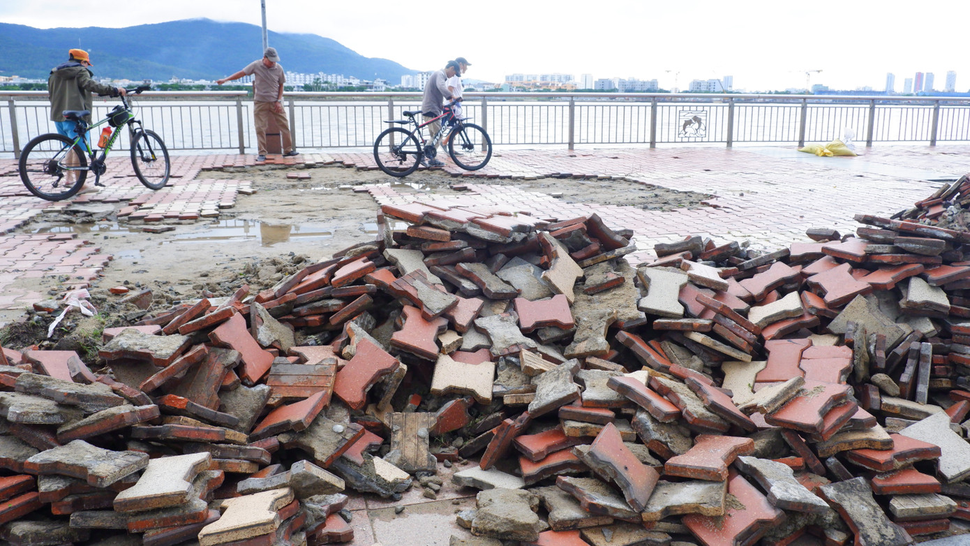 Chứng kiến cảnh vỉa hè ven sông tan hoang, nhiều người đặt câu hỏi nghi ngại về chất lượng công trình. Sở GTVT TP. Đà Nẵng cho biết, hiện đang triển khai sửa chữa lại vỉa hè đường Như Nguyệt đảm bảo giao thông. Trong đó, sẽ triển khai thí điểm giải pháp đổ bê tông vỉa hè kết hợp tạo màu gạch thay thế cho gạch vỉa hè hiện trạng tại các vị trí hư hỏng. Chứng kiến cảnh vỉa hè ven sông tan hoang, nhiều người đặt câu hỏi nghi ngại về chất lượng công trình. Sở GTVT TP. Đà Nẵng cho biết, hiện đang triển khai sửa chữa lại vỉa hè đường Như Nguyệt đảm bảo giao thông. Trong đó, sẽ triển khai thí điểm giải pháp đổ bê tông vỉa hè kết hợp tạo màu gạch thay thế cho gạch vỉa hè hiện trạng tại các vị trí hư hỏng.