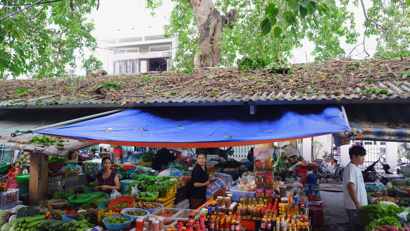 Sau trận bão số 6 (Trà Mi) cành, lá cây phủ kín mái nhà dãy hàng thực phẩm, rau củ tại chợ. Ông Lê Quang Điệp, Tổ trưởng Tổ quản lý chợ Chiều cho biết: Chợ xuống cấp nghiêm trọng, tiềm ẩn nhiều nguy cơ về phòng cháy chữa cháy. Vào mùa mưa bão, tổ quản lý phải đi vận động tiểu thương nghỉ bán để trú tránh đảm bảo an toàn.