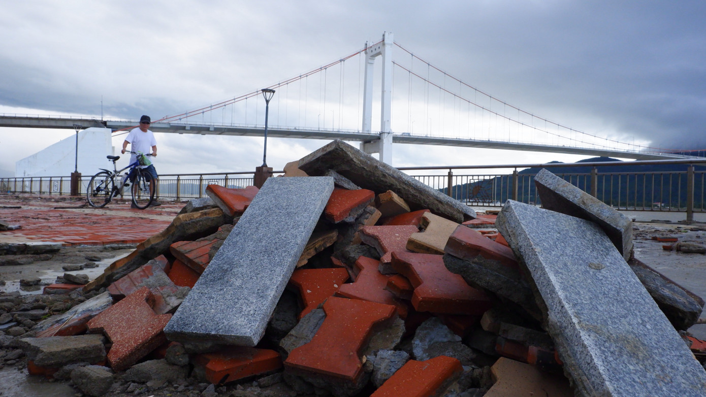 Bão số 6 (Trà Mi) đổ bộ vào sáng ngày 27/10 đã khiến vỉa hè, công viên dạo ven bờ sông Hàn dọc đường Như Nguyệt (quận Hải Châu) hư hỏng nặng. Sau bão, là cả dãy dài gạch lát đã bị sóng đánh bật, bong tróc, chất đống ngổn ngang. Bão số 6 (Trà Mi) đổ bộ vào sáng ngày 27/10 đã khiến vỉa hè, công viên dạo ven bờ sông Hàn dọc đường Như Nguyệt (quận Hải Châu) hư hỏng nặng. Sau bão, là cả dãy dài gạch lát đã bị sóng đánh bật, bong tróc, chất đống ngổn ngang.