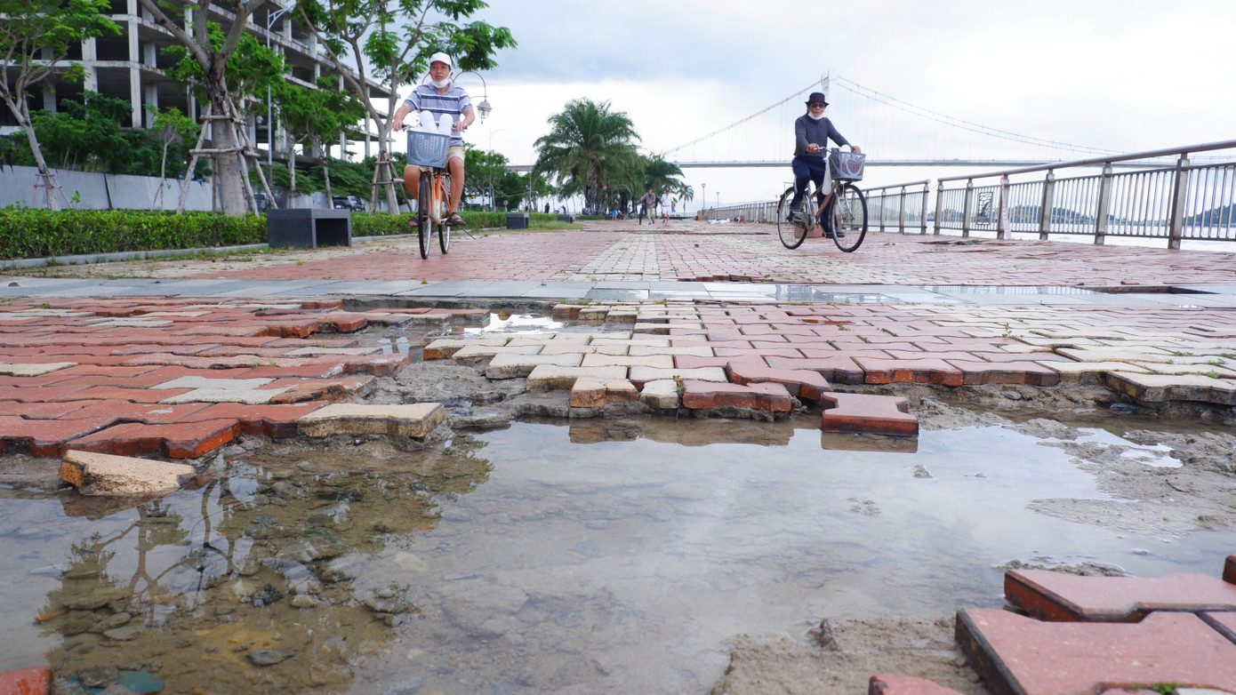 Về giải pháp lâu dài, sở GTVT TP. Đà Nẵng cho hay, đang phối hợp với các ngành, đơn vị liên quan nghiên cứu giải pháp lâu dài như lắp đặt các khối tiêu giảm năng lượng sóng, xây dựng hệ kè mềm chắn sóng,…để hạn chế ảnh hưởng của sóng biển, thủy triều dâng. Về giải pháp lâu dài, sở GTVT TP. Đà Nẵng cho hay, đang phối hợp với các ngành, đơn vị liên quan nghiên cứu giải pháp lâu dài như lắp đặt các khối tiêu giảm năng lượng sóng, xây dựng hệ kè mềm chắn sóng,…để hạn chế ảnh hưởng của sóng biển, thủy triều dâng.