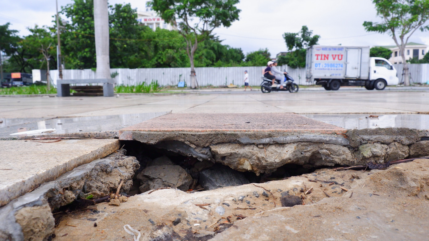Nhiều vị trí bị sụt lún hư hỏng nặng, lộ gạch vữa, đất đá bên dưới. Nhiều vị trí bị sụt lún hư hỏng nặng, lộ gạch vữa, đất đá bên dưới.