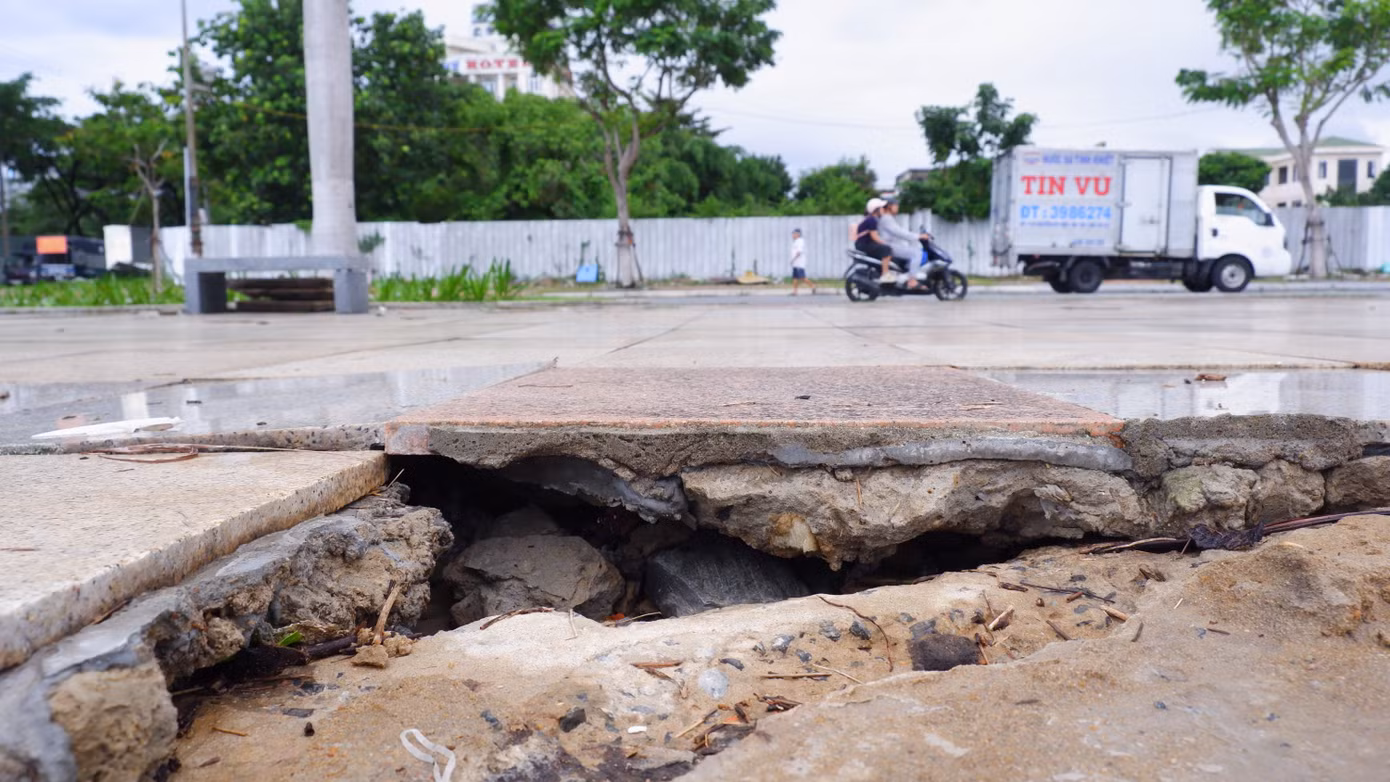 Nhiều vị trí bị sụt lún hư hỏng nặng, lộ gạch vữa, đất đá bên dưới. Nhiều vị trí bị sụt lún hư hỏng nặng, lộ gạch vữa, đất đá bên dưới.