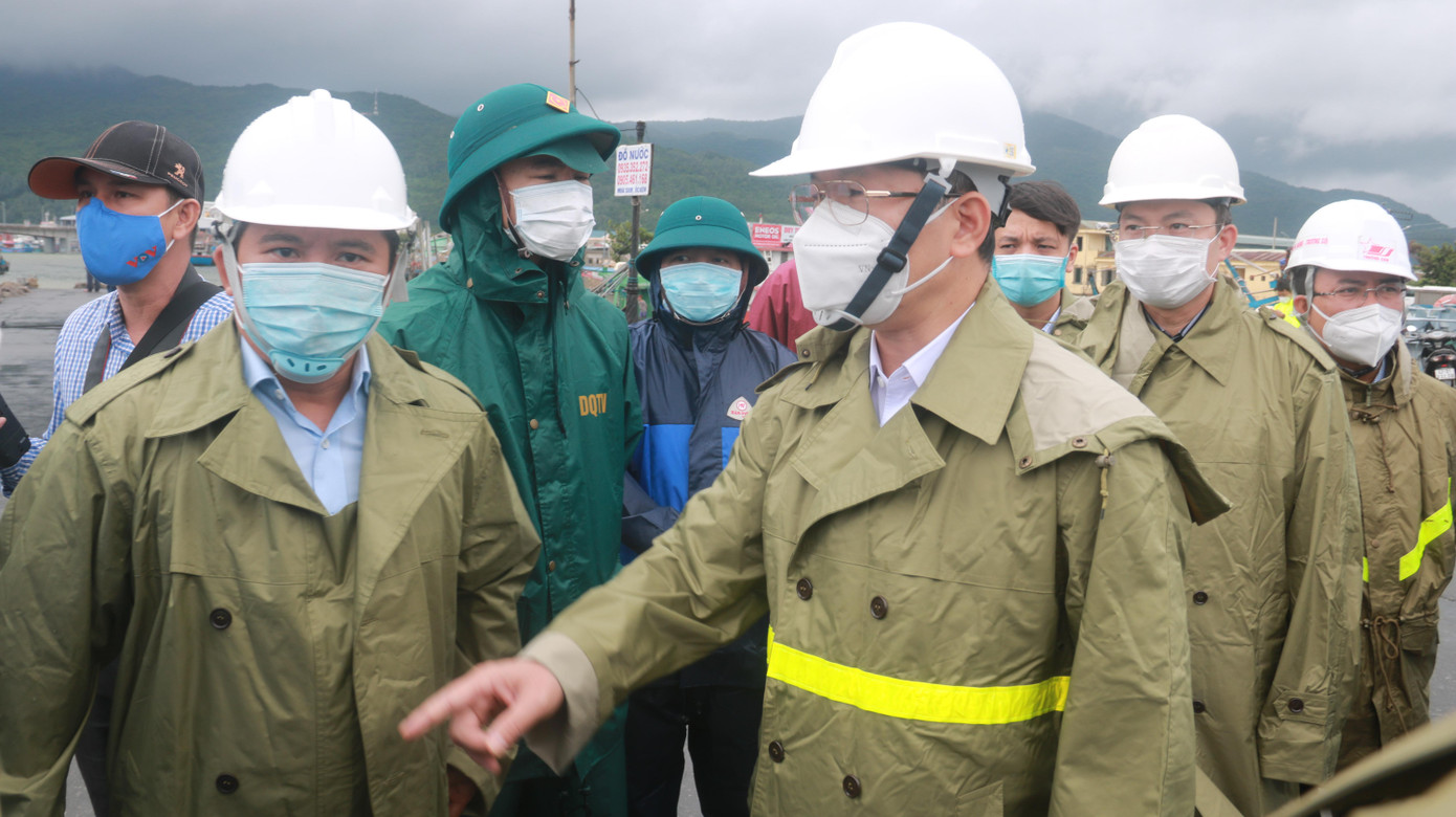 Ông Nguyễn Văn Quảng, Bí thư Thành ủy Đà Nẵng kiểm tra, chỉ đạo công tác phòng chống bão tại âu thuyền Thọ Quang.