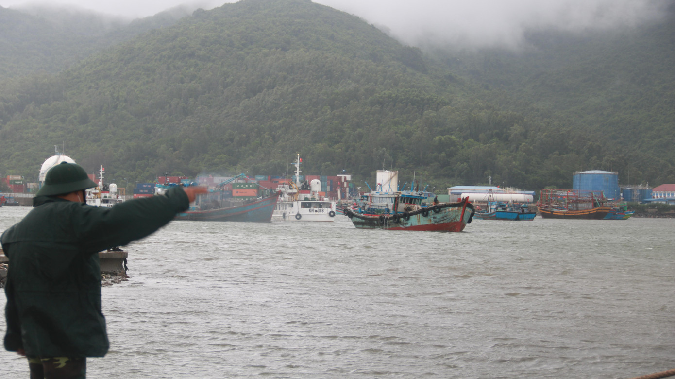 Bão số 5 đang hướng thẳng vào đất liền, nên công tác hướng dẫn, neo đậu tàu thuyền hết sức khẩn trương.