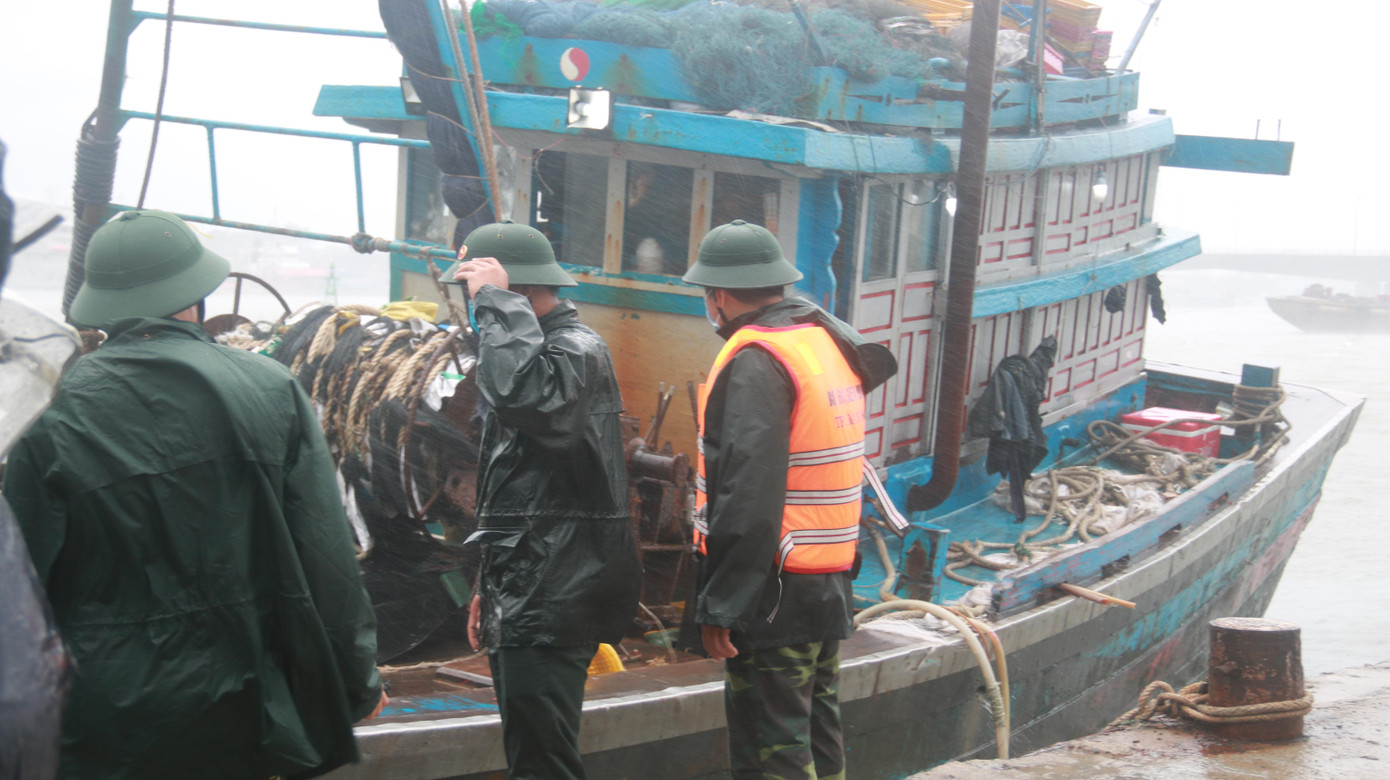 Bộ đội biên phòng đội mưa hướng dẫn tàu thuyền vào âu thuyền Thọ Quang (Đà Nẵng) tránh bão số 5 (Côn Sơn) hồi tháng 9.
